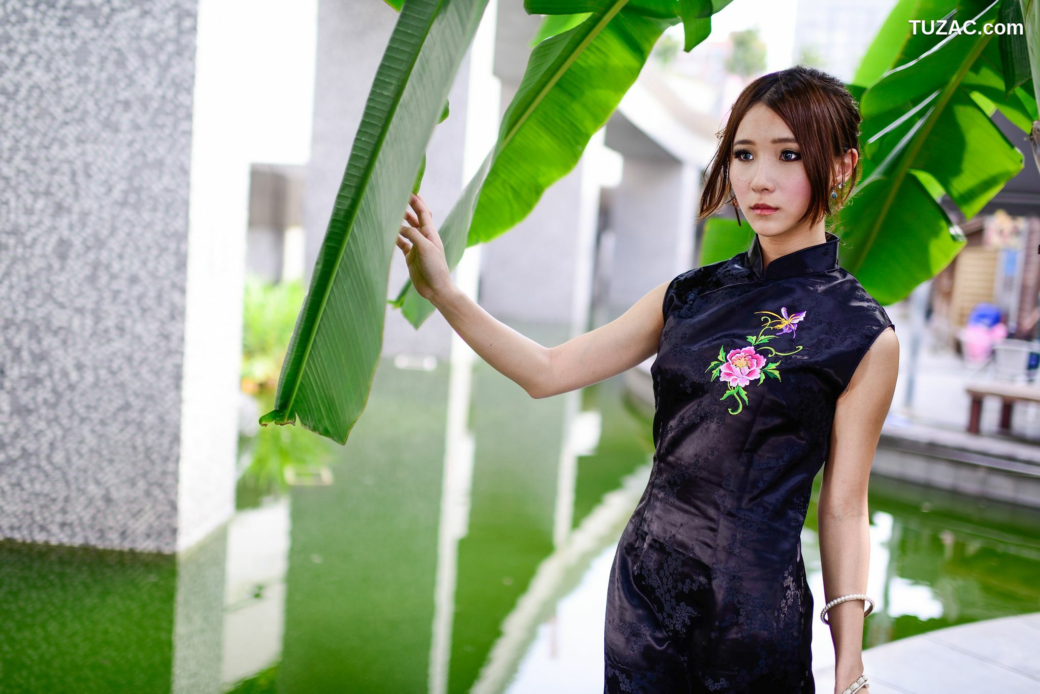 台湾正妹_台湾模特阿布《红黑旗袍系列外拍》写真集