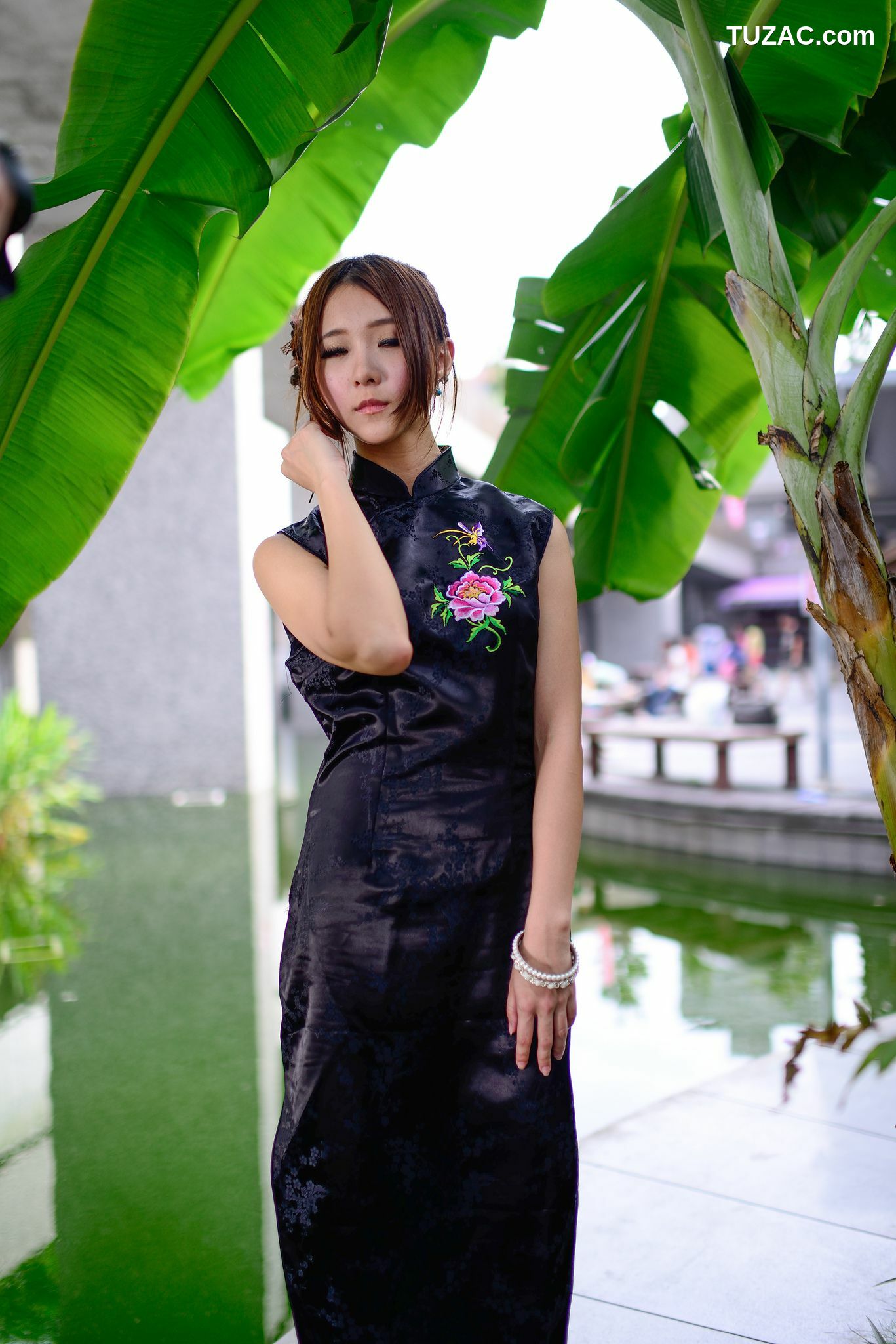 台湾正妹_台湾模特阿布《红黑旗袍系列外拍》写真集