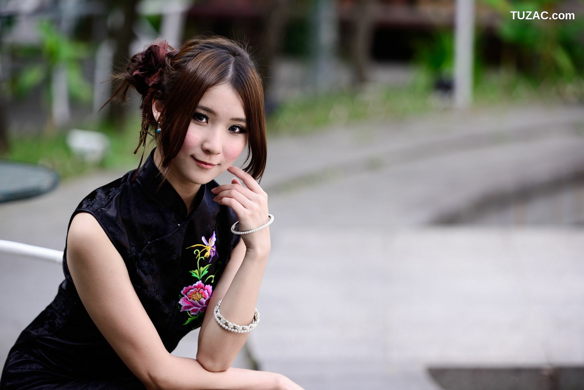 台湾正妹_台湾模特阿布《红黑旗袍系列外拍》写真集