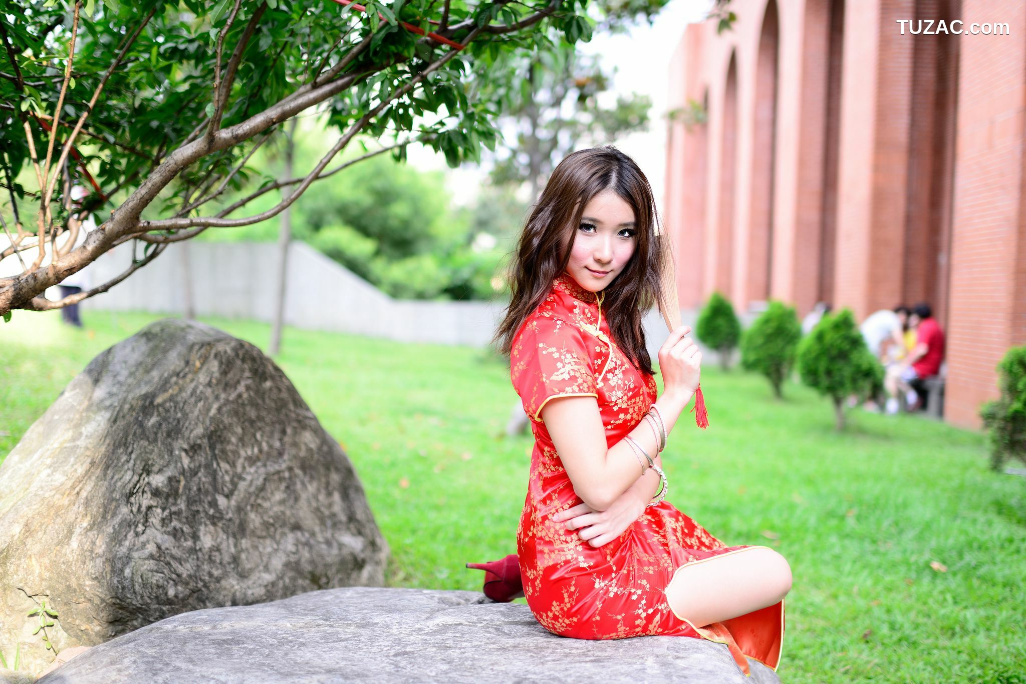 台湾正妹_台湾模特阿布《红黑旗袍系列外拍》写真集