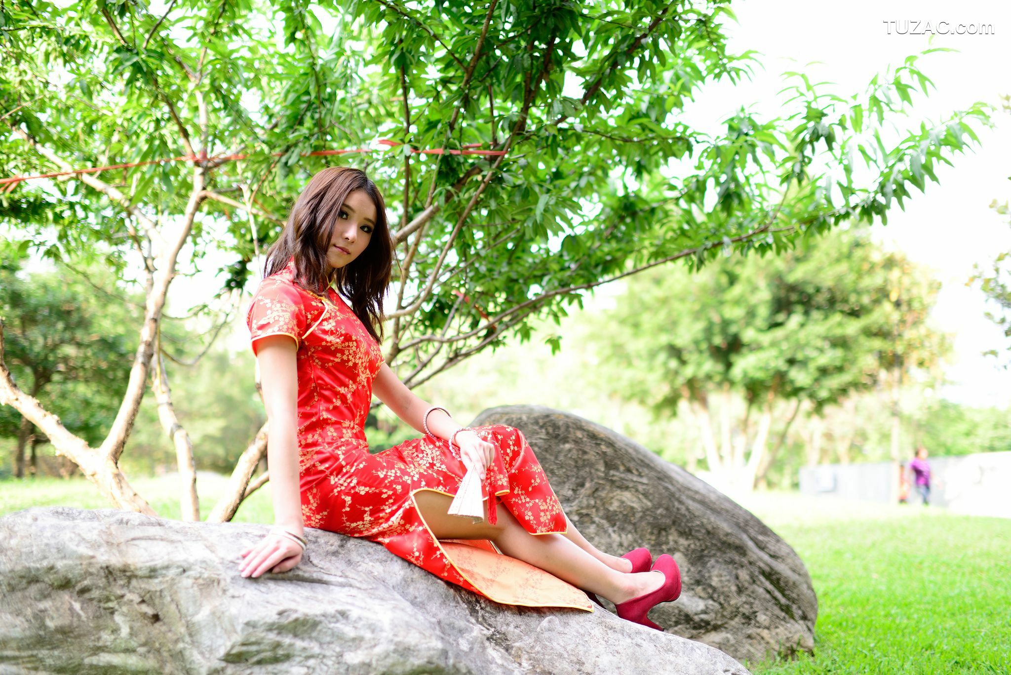 台湾正妹_台湾模特阿布《红黑旗袍系列外拍》写真集