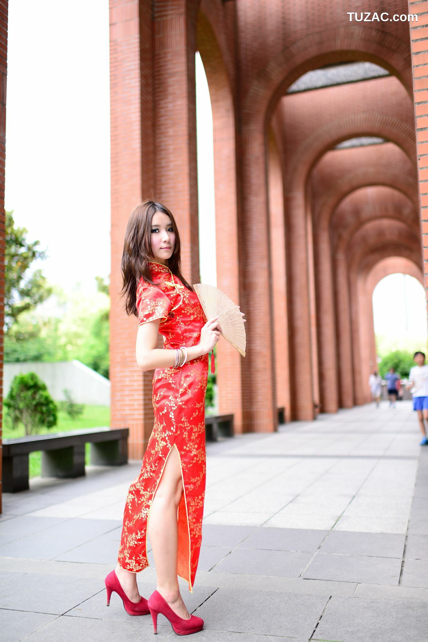 台湾正妹_台湾模特阿布《红黑旗袍系列外拍》写真集