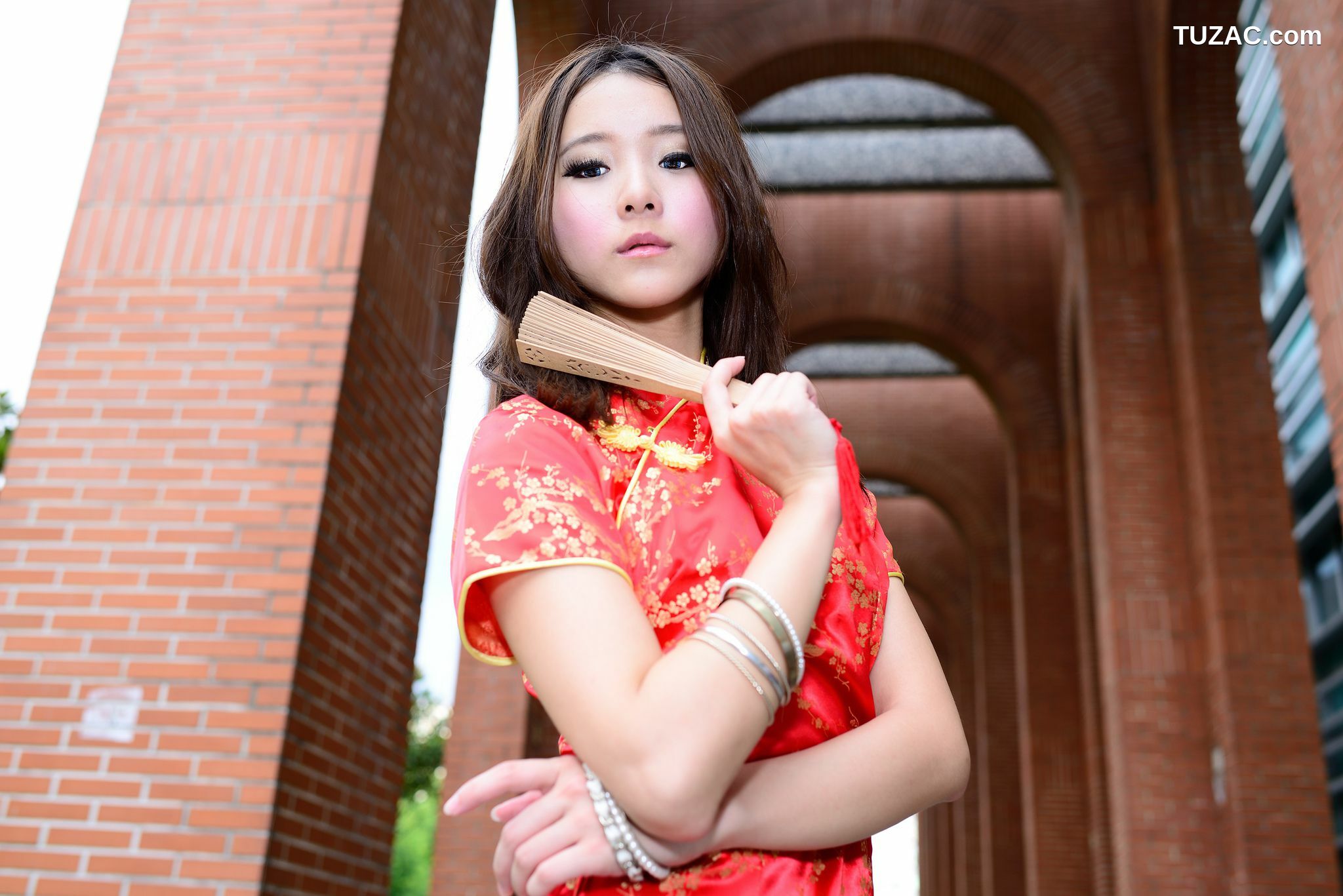 台湾正妹_台湾模特阿布《红黑旗袍系列外拍》写真集