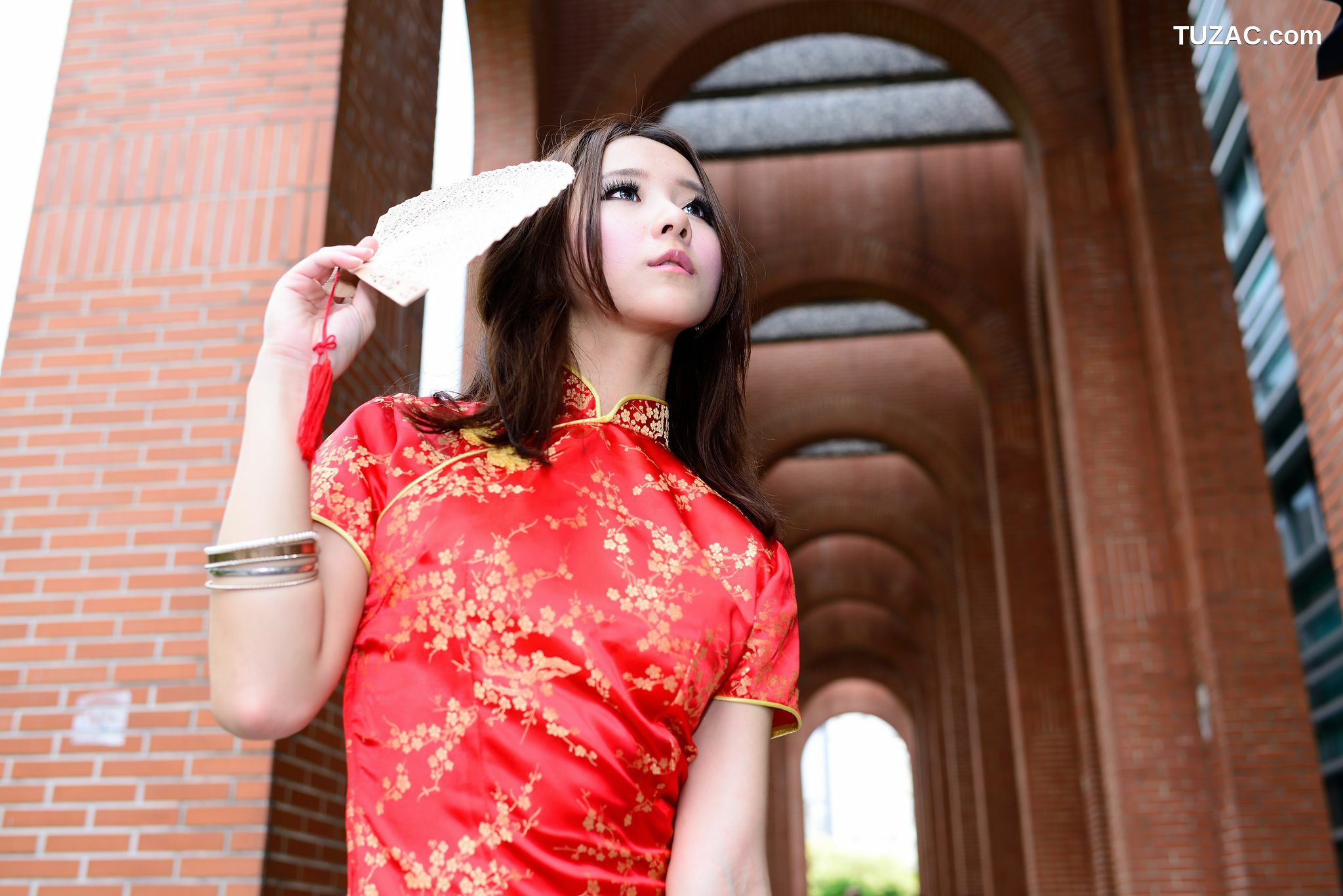 台湾正妹_台湾模特阿布《红黑旗袍系列外拍》写真集