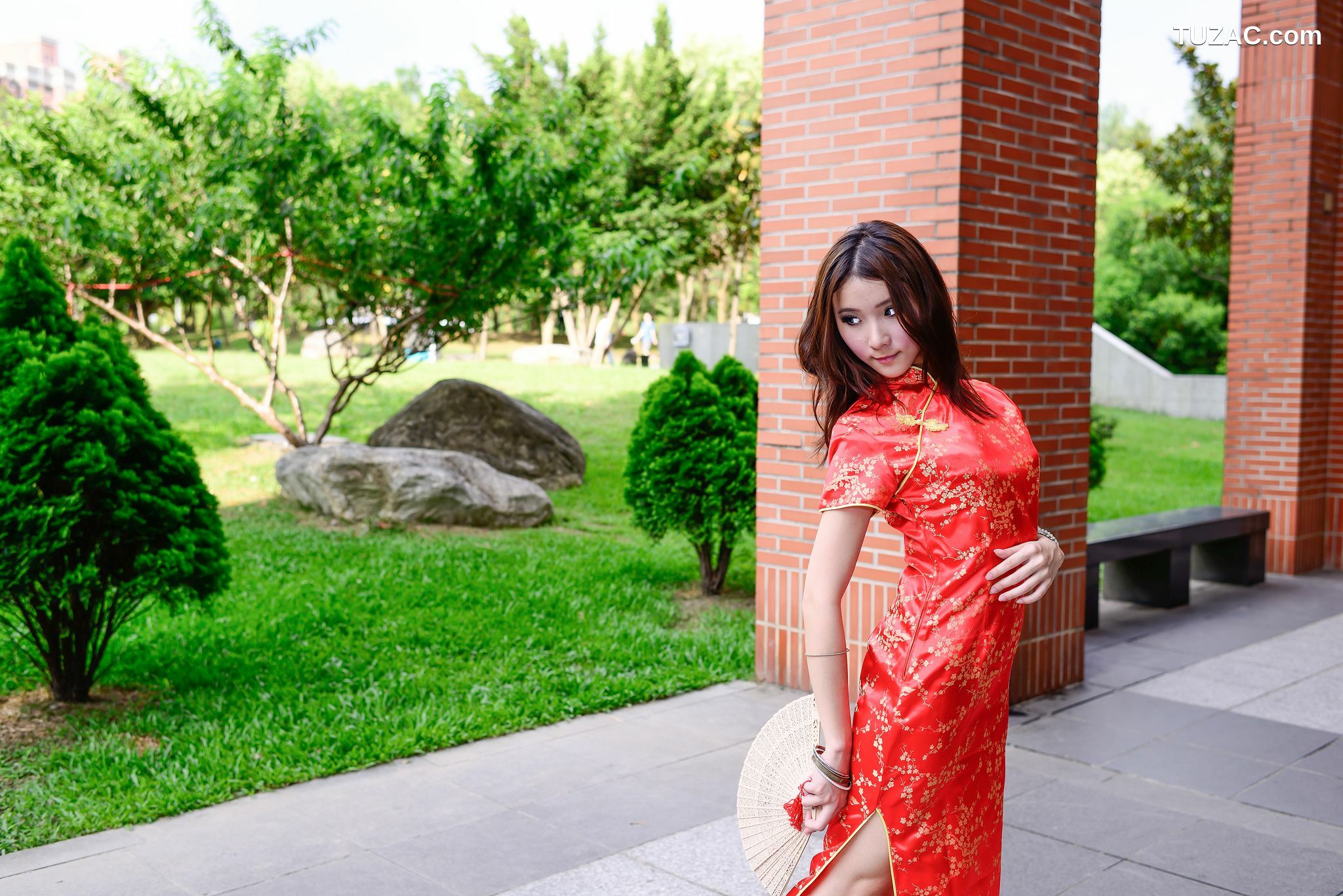 台湾正妹_台湾模特阿布《红黑旗袍系列外拍》写真集