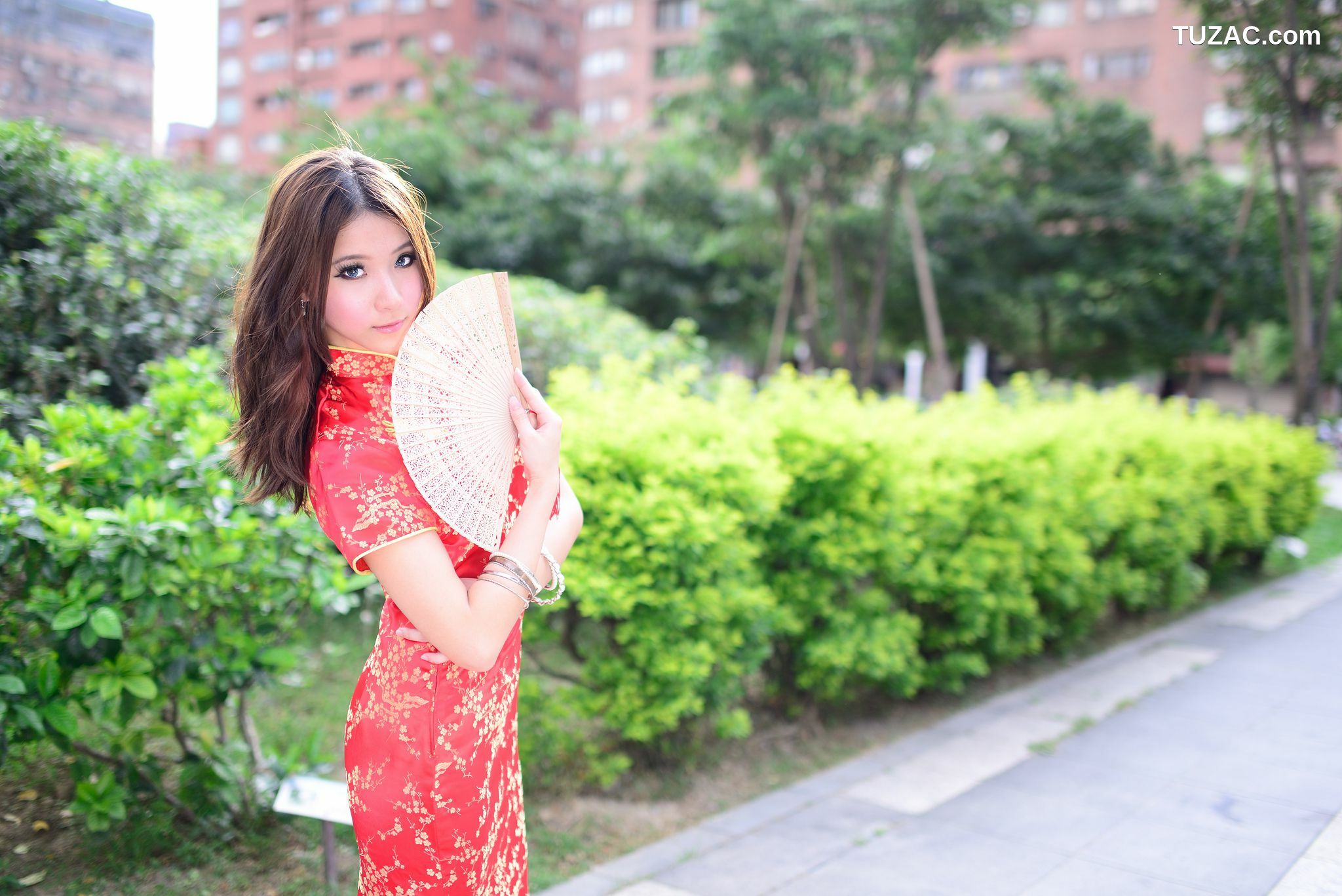 台湾正妹_台湾模特阿布《红黑旗袍系列外拍》写真集