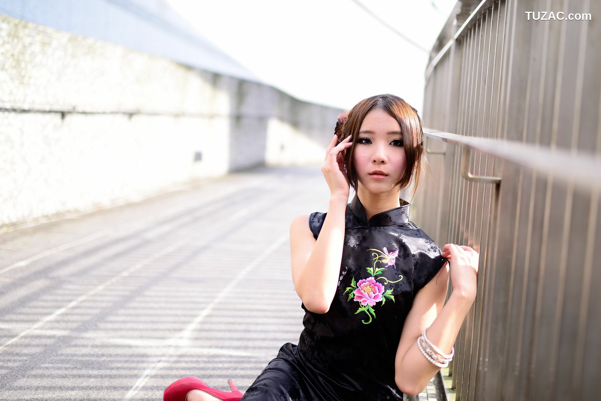 台湾正妹_台湾模特阿布《红黑旗袍系列外拍》写真集