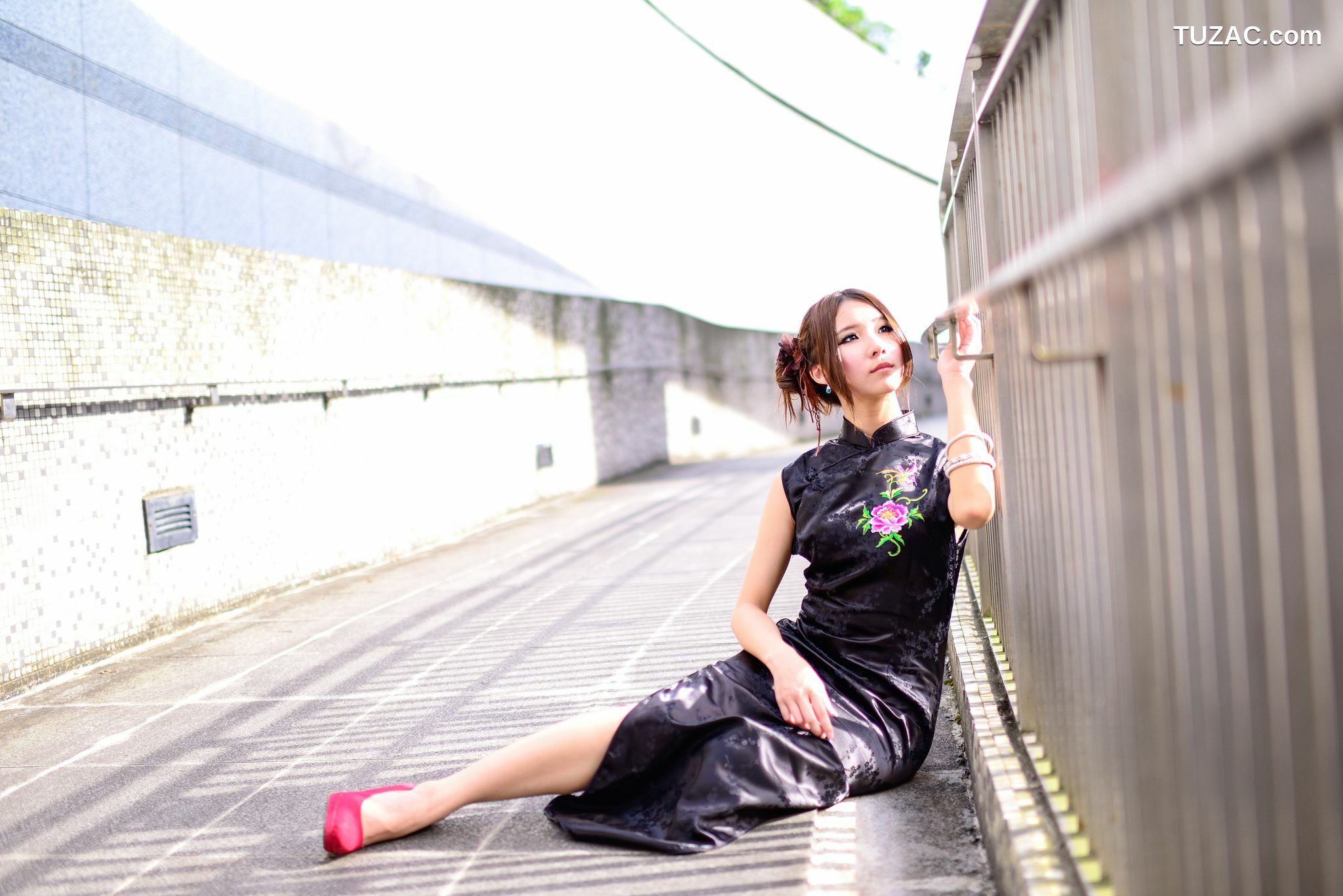 台湾正妹_台湾模特阿布《红黑旗袍系列外拍》写真集