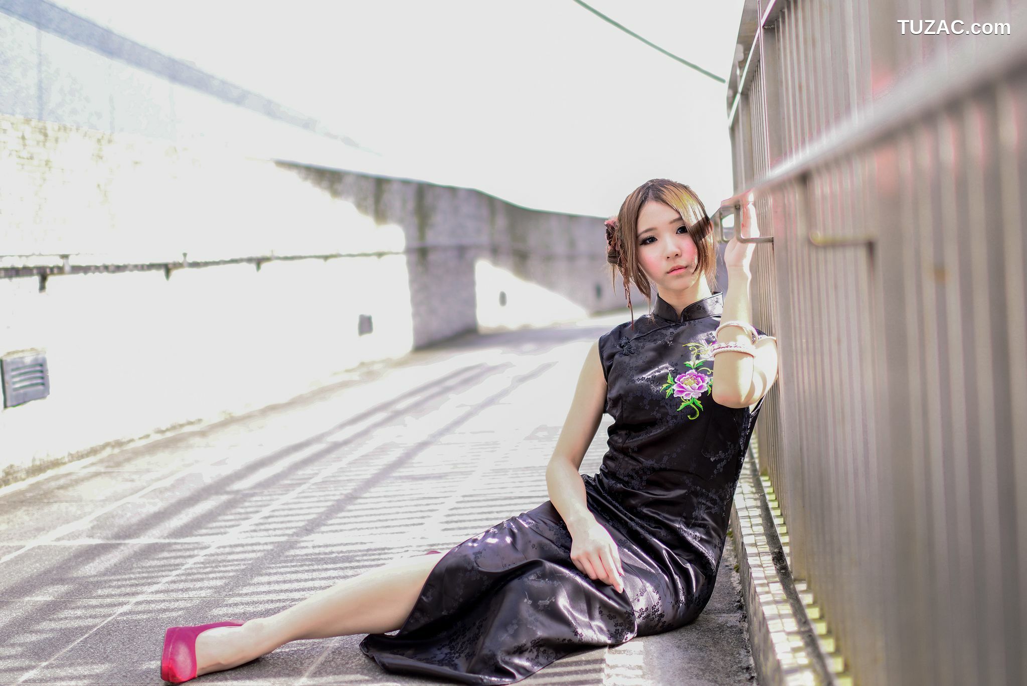 台湾正妹_台湾模特阿布《红黑旗袍系列外拍》写真集