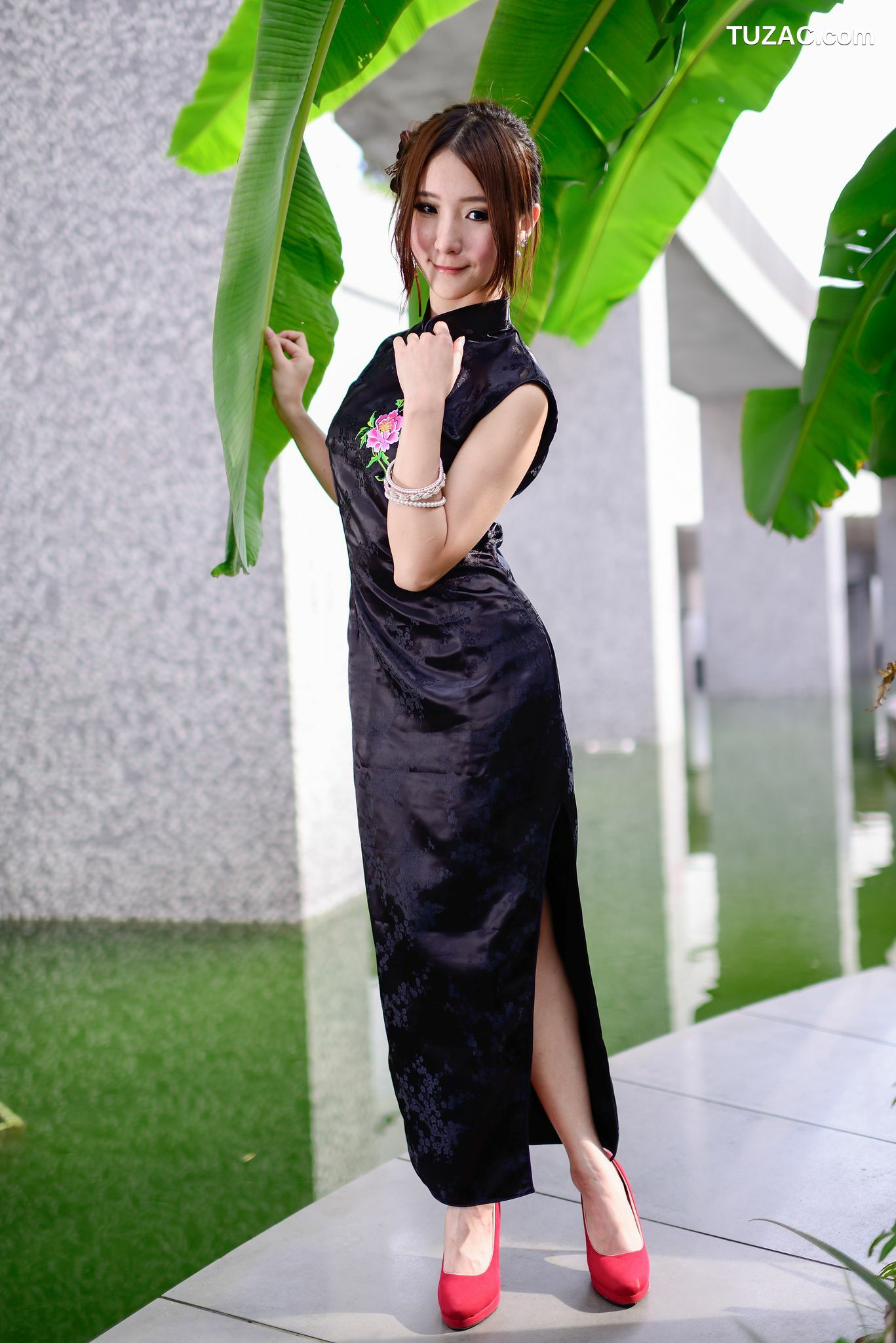 台湾正妹_台湾模特阿布《红黑旗袍系列外拍》写真集