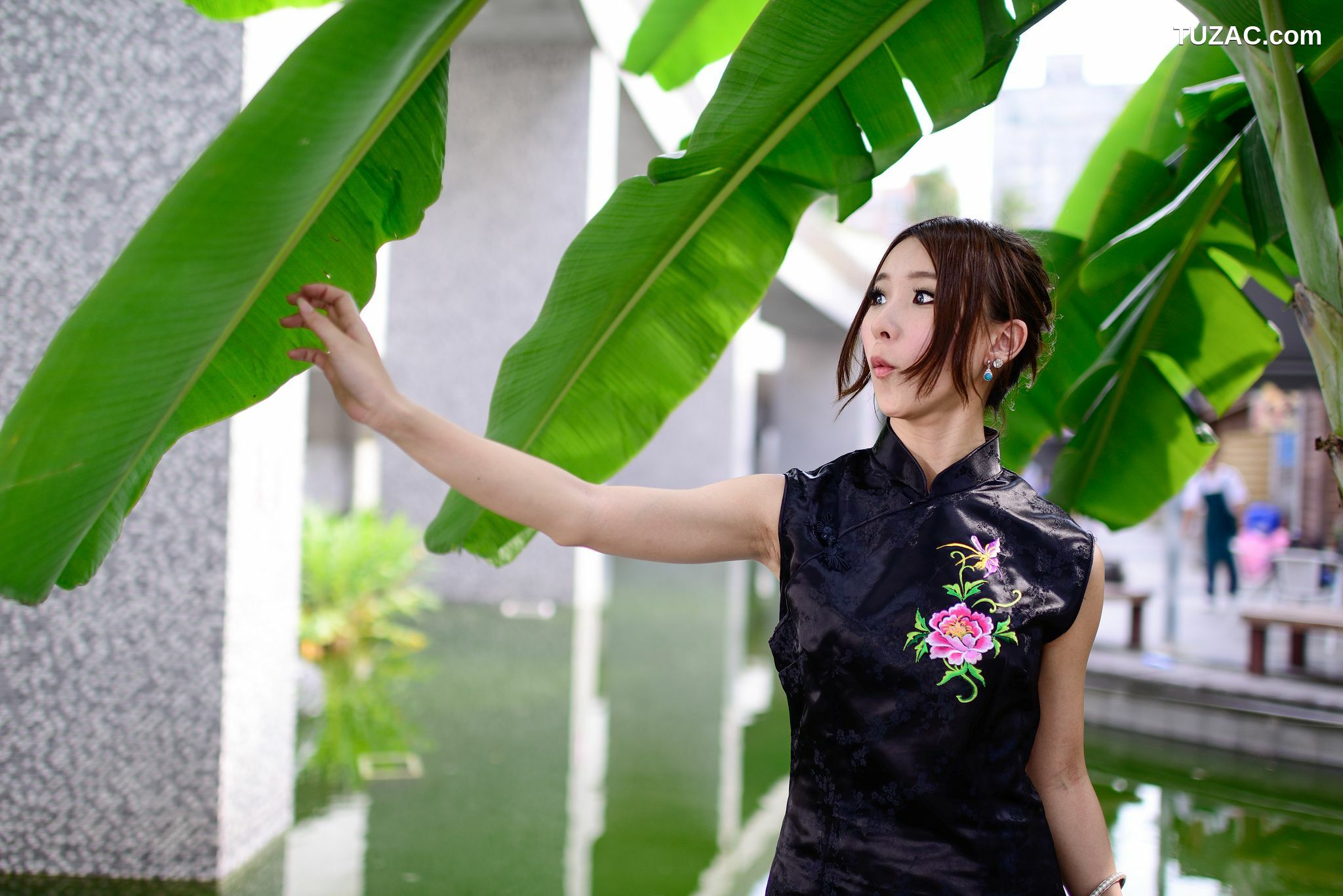 台湾正妹_台湾模特阿布《红黑旗袍系列外拍》写真集