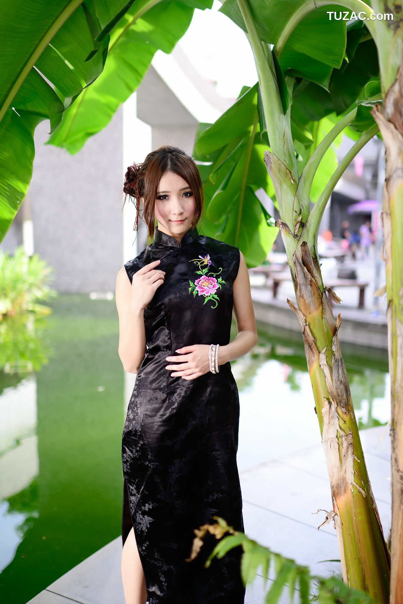 台湾正妹_台湾模特阿布《红黑旗袍系列外拍》写真集