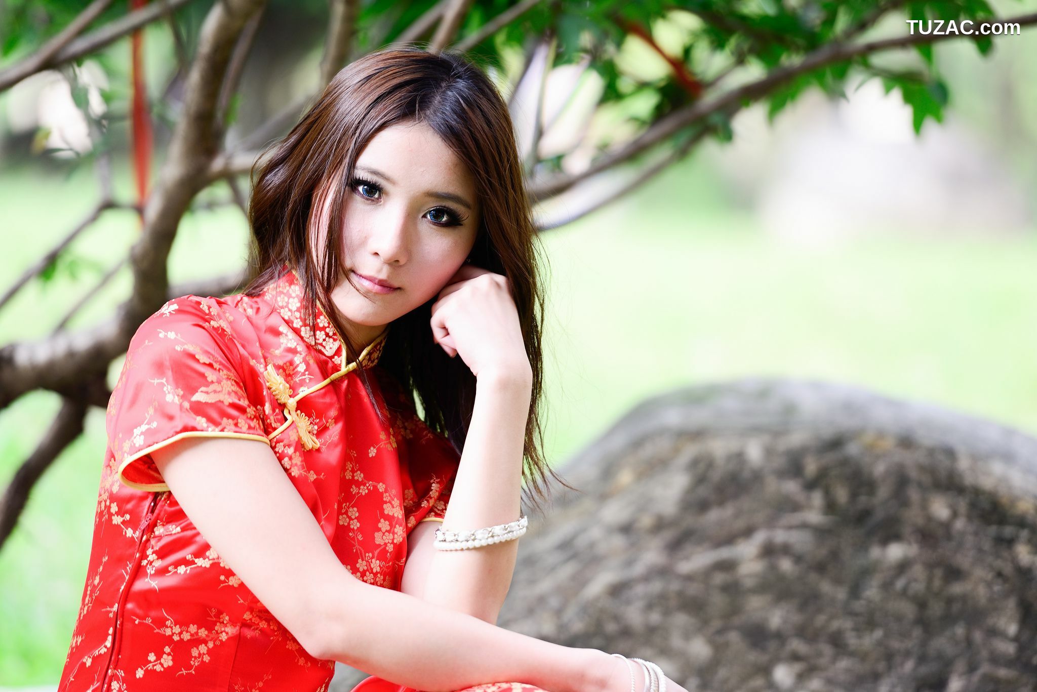 台湾正妹_台湾模特阿布《红黑旗袍系列外拍》写真集