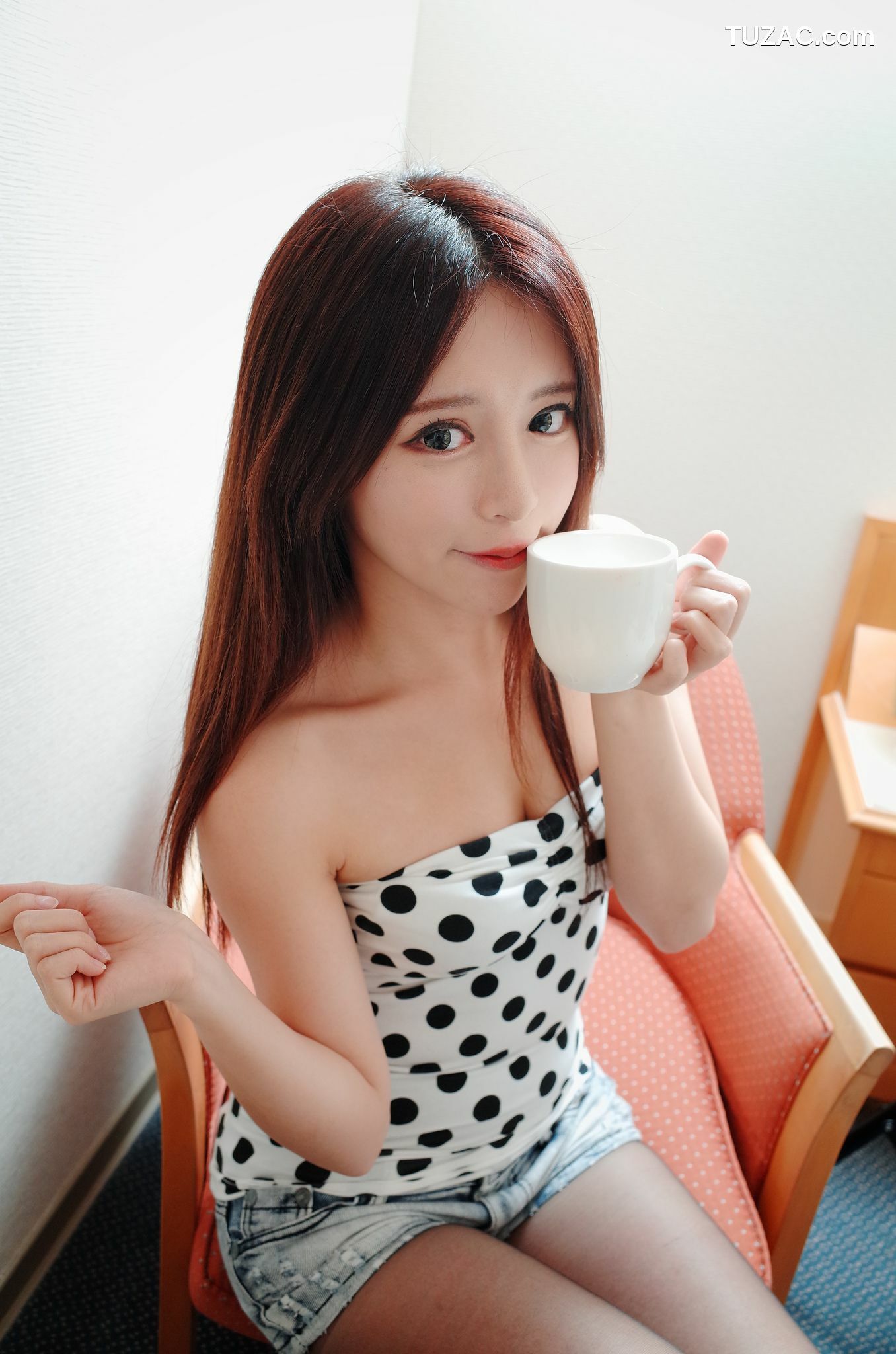 台湾正妹_台湾正妹张齐郡JULIE《化妆镜旁的女神》写真集