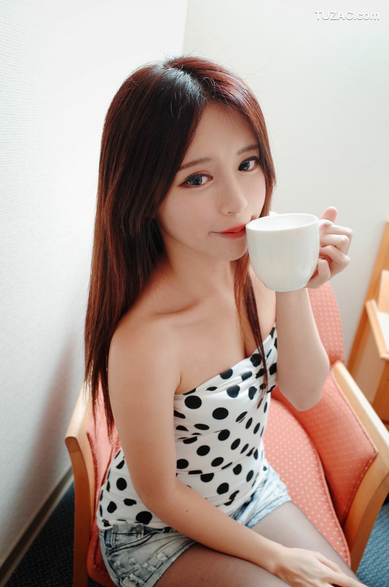 台湾正妹_台湾正妹张齐郡JULIE《化妆镜旁的女神》写真集