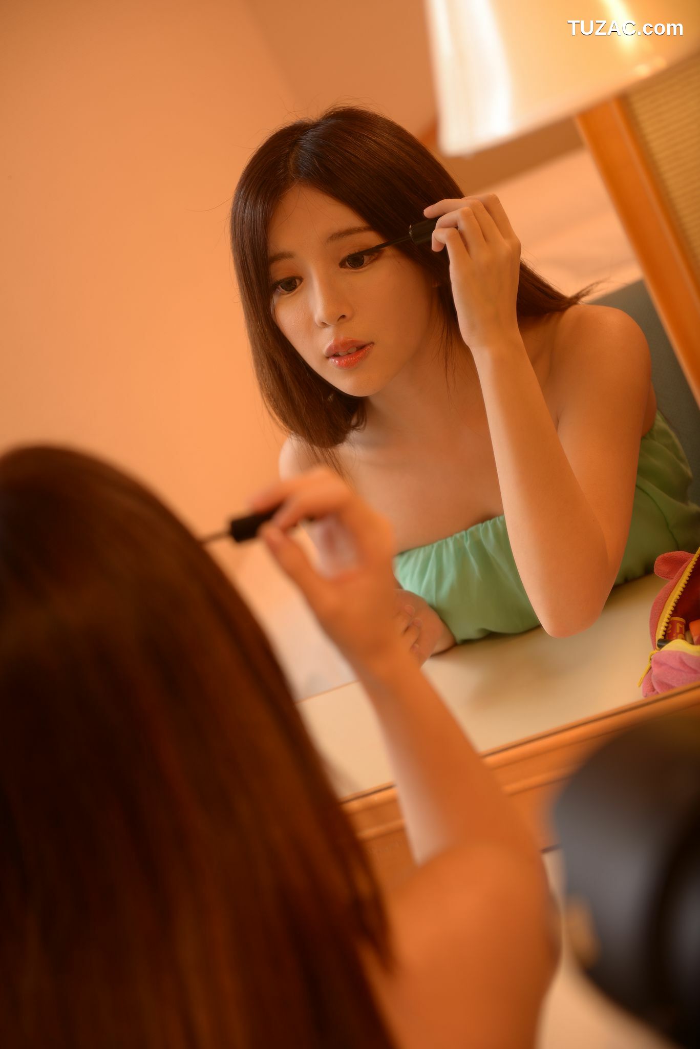台湾正妹_台湾正妹张齐郡JULIE《化妆镜旁的女神》写真集