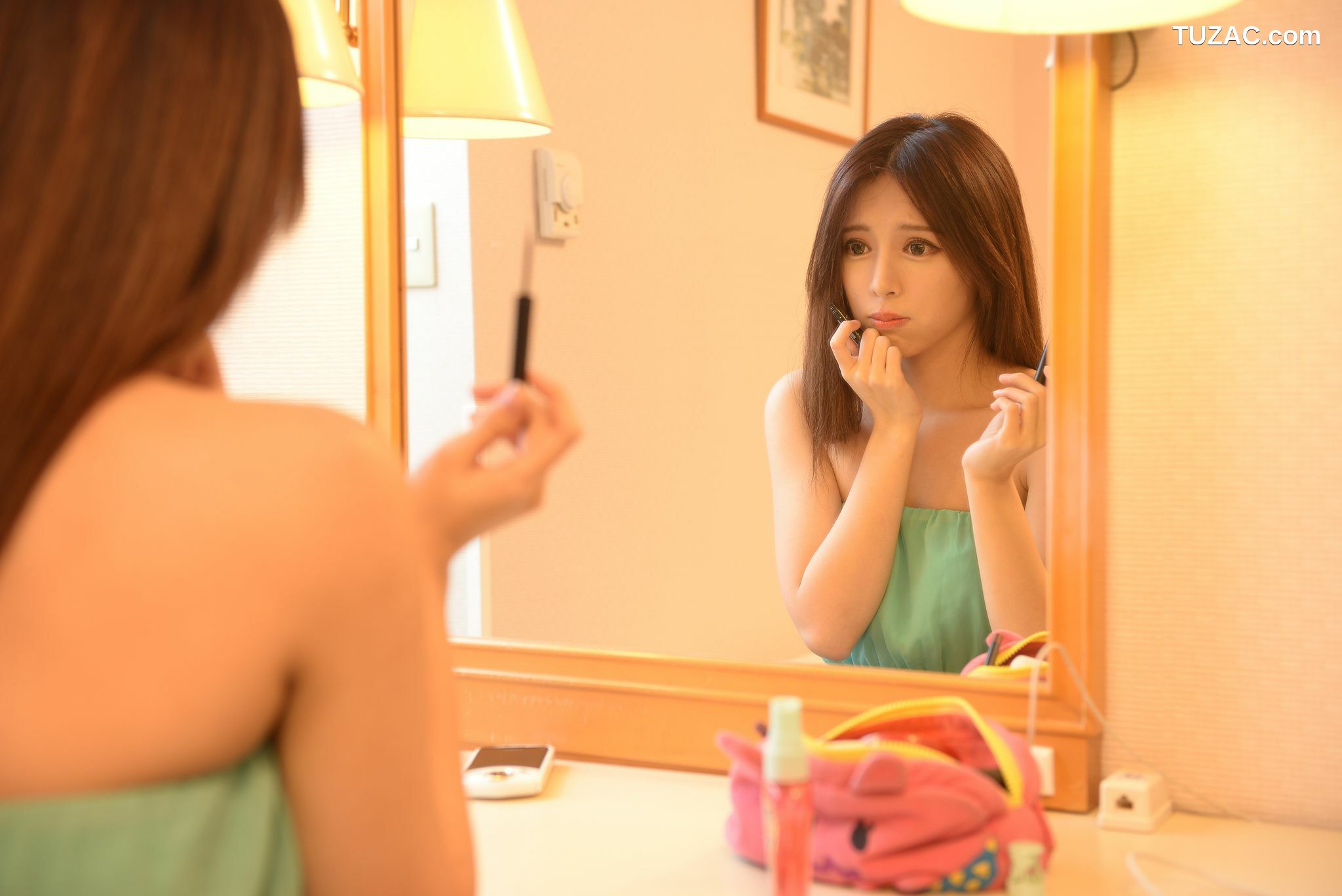 台湾正妹_台湾正妹张齐郡JULIE《化妆镜旁的女神》写真集