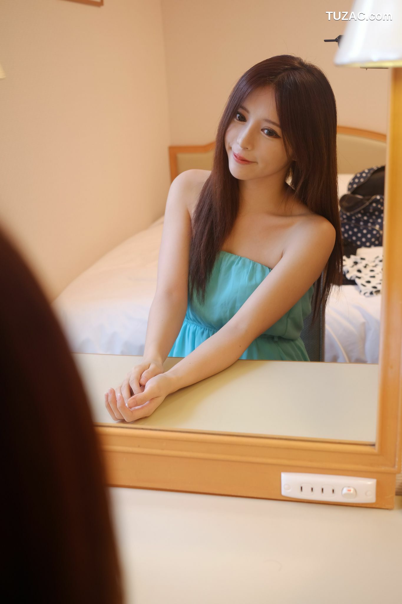 台湾正妹_台湾正妹张齐郡JULIE《化妆镜旁的女神》写真集