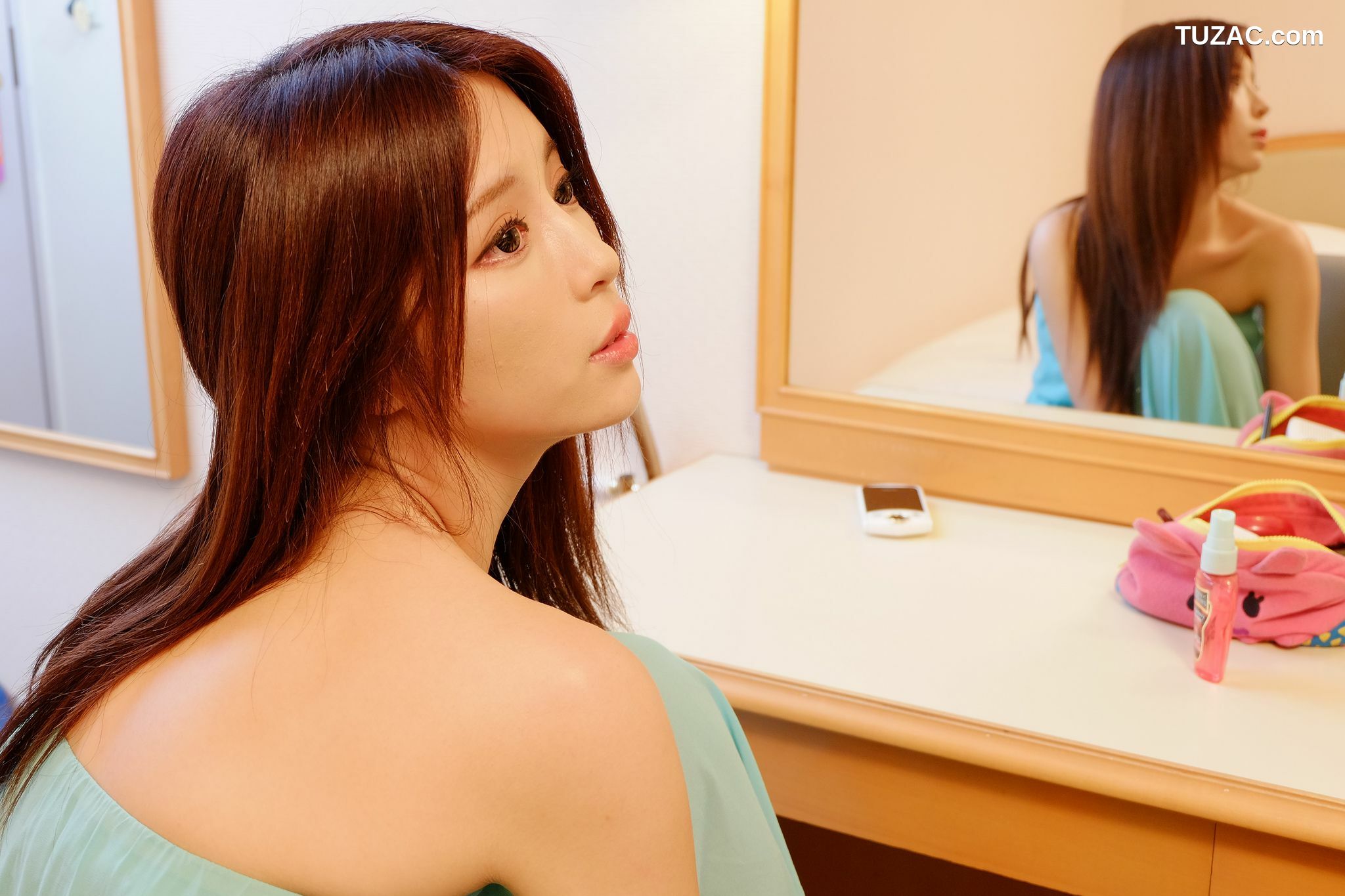 台湾正妹_台湾正妹张齐郡JULIE《化妆镜旁的女神》写真集