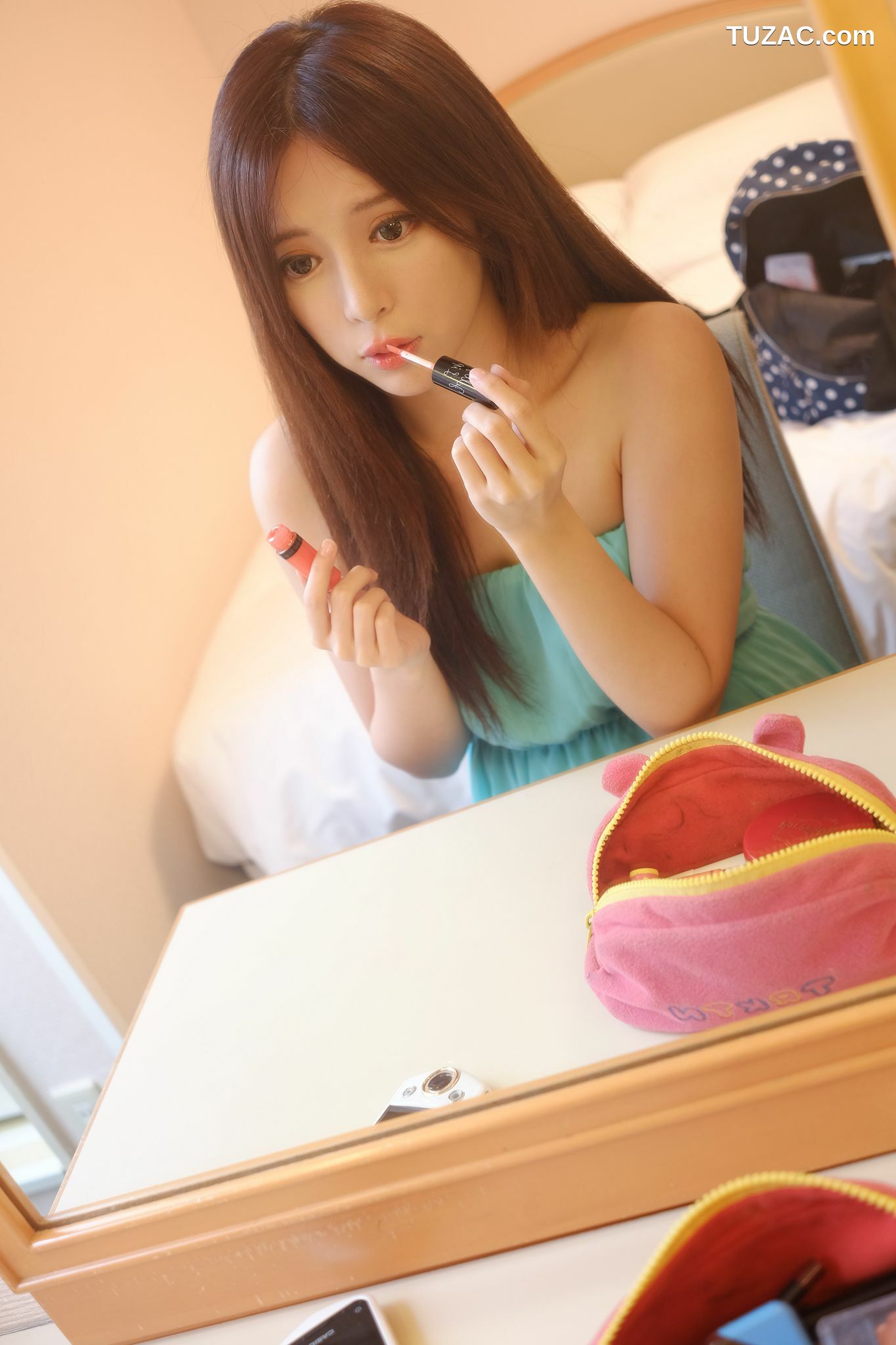 台湾正妹_台湾正妹张齐郡JULIE《化妆镜旁的女神》写真集