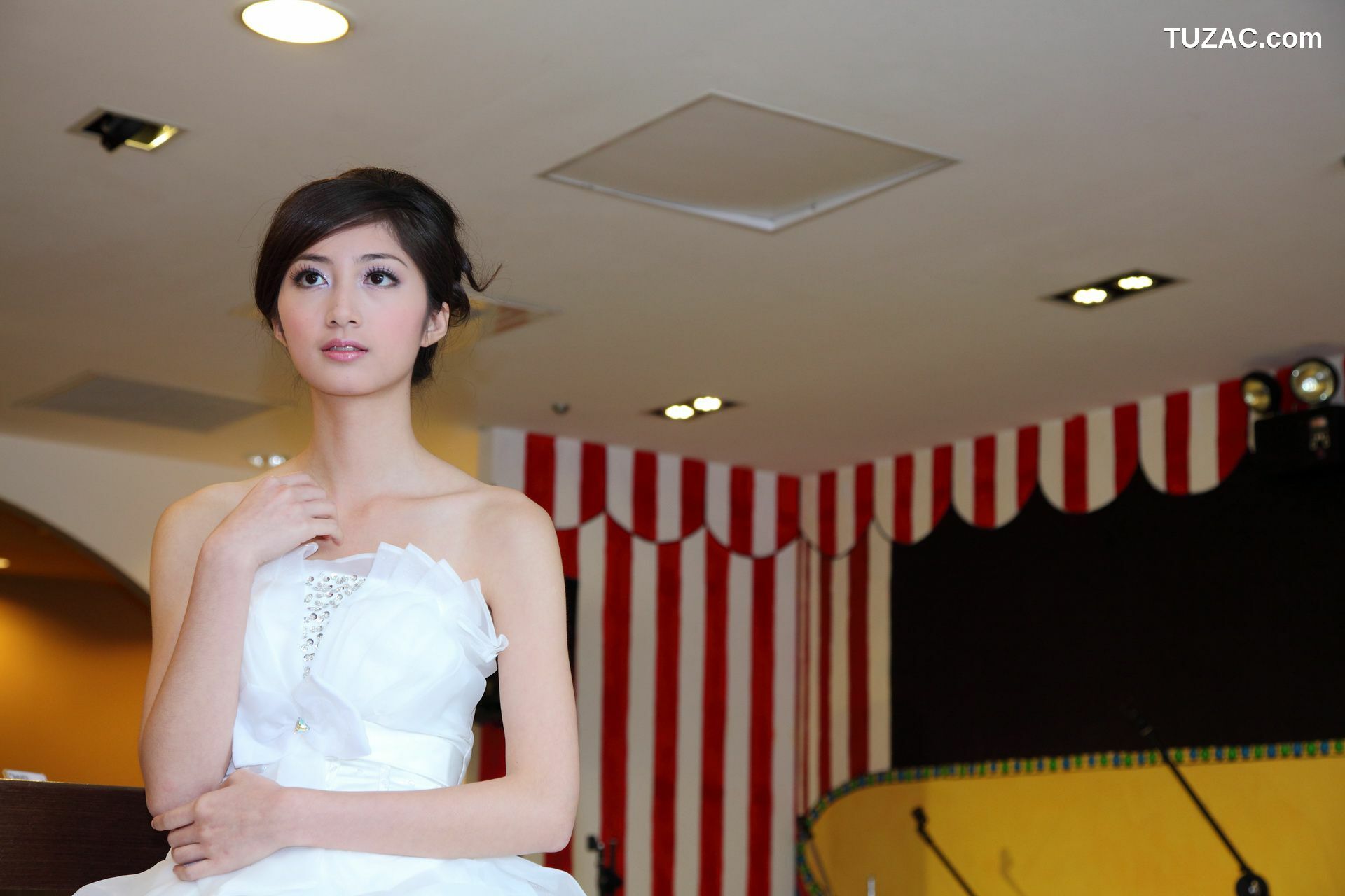 台湾正妹_台湾气质美女Emily《唯美白色婚纱》 写真集