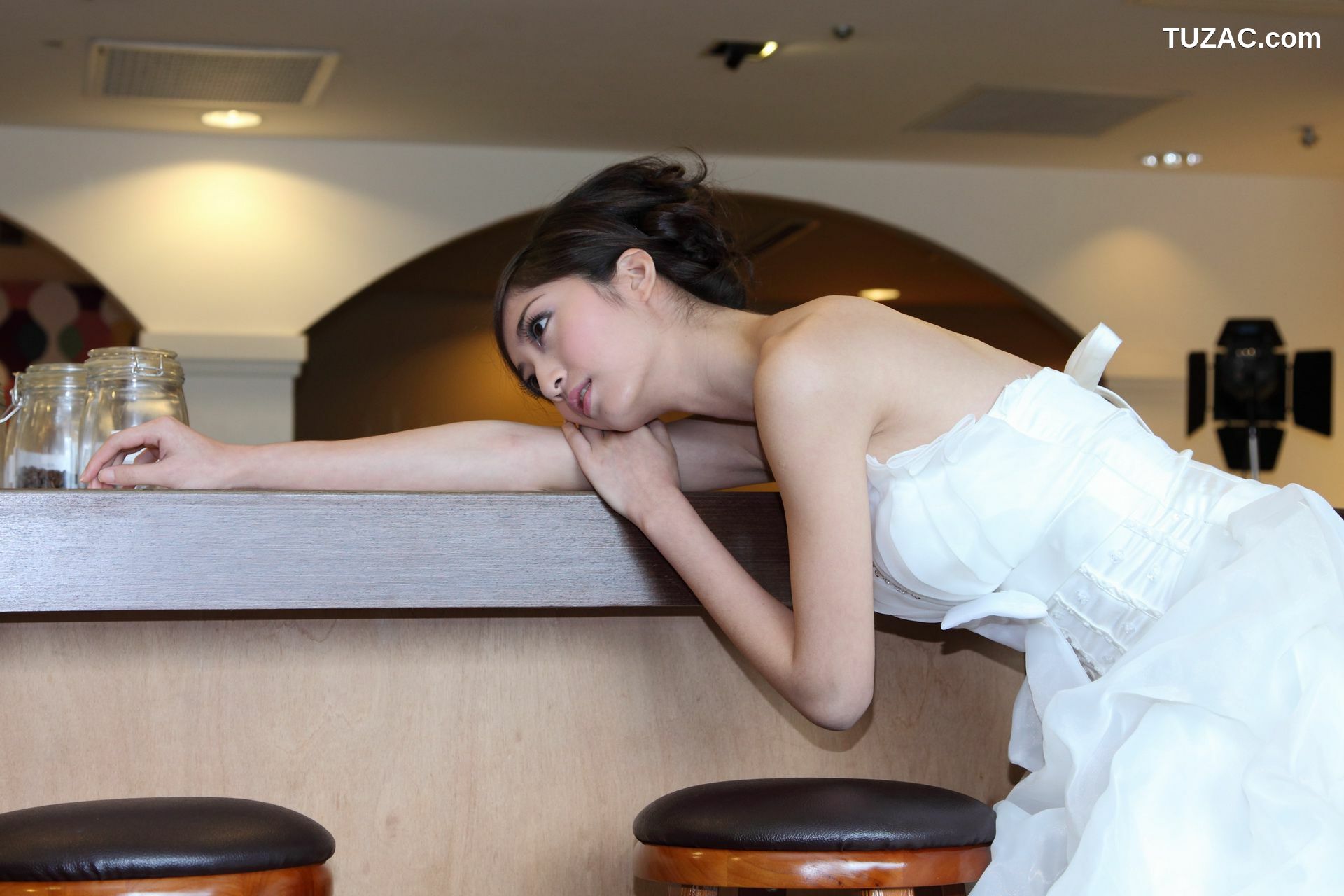 台湾正妹_台湾气质美女Emily《唯美白色婚纱》 写真集