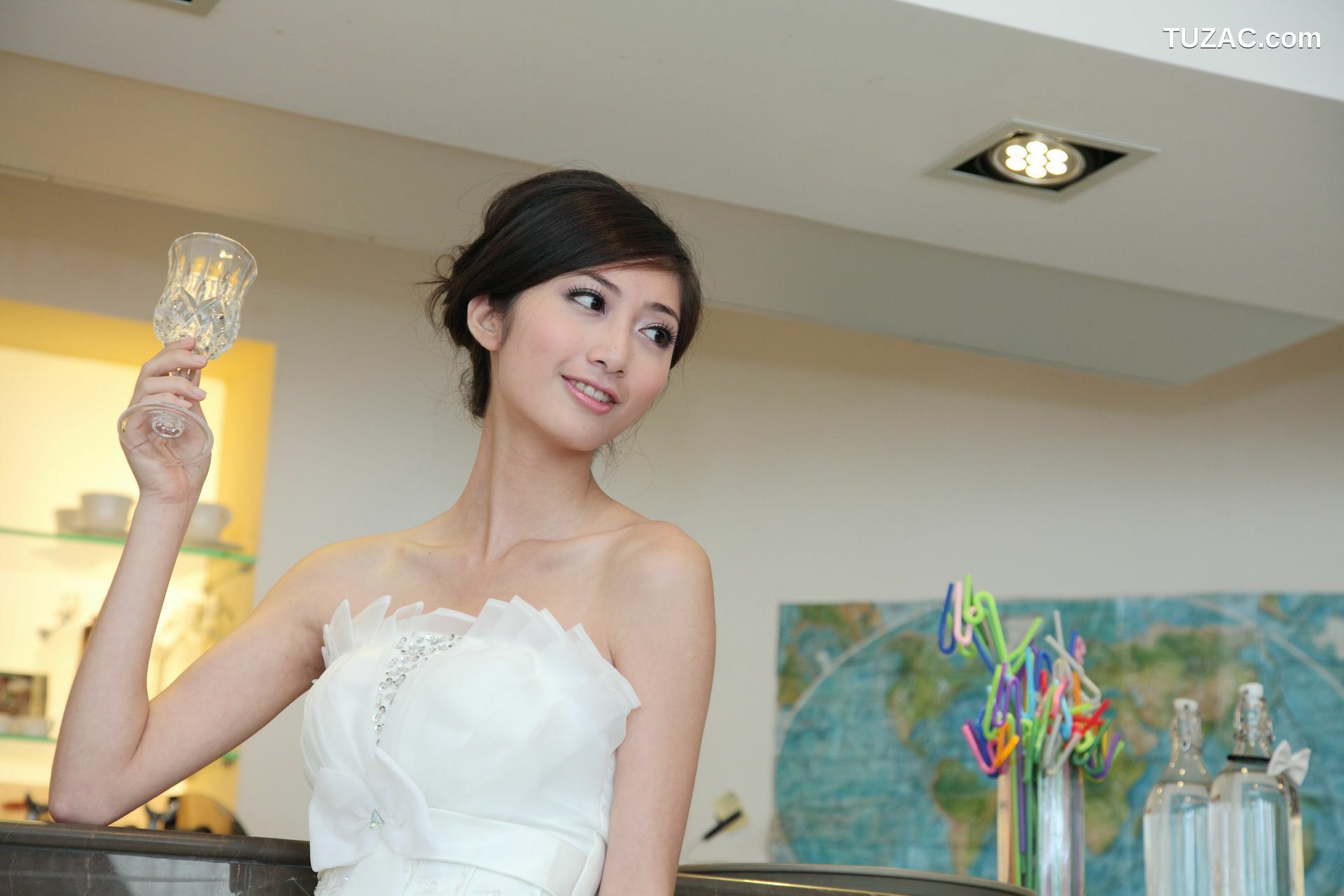 台湾正妹_台湾气质美女Emily《唯美白色婚纱》 写真集
