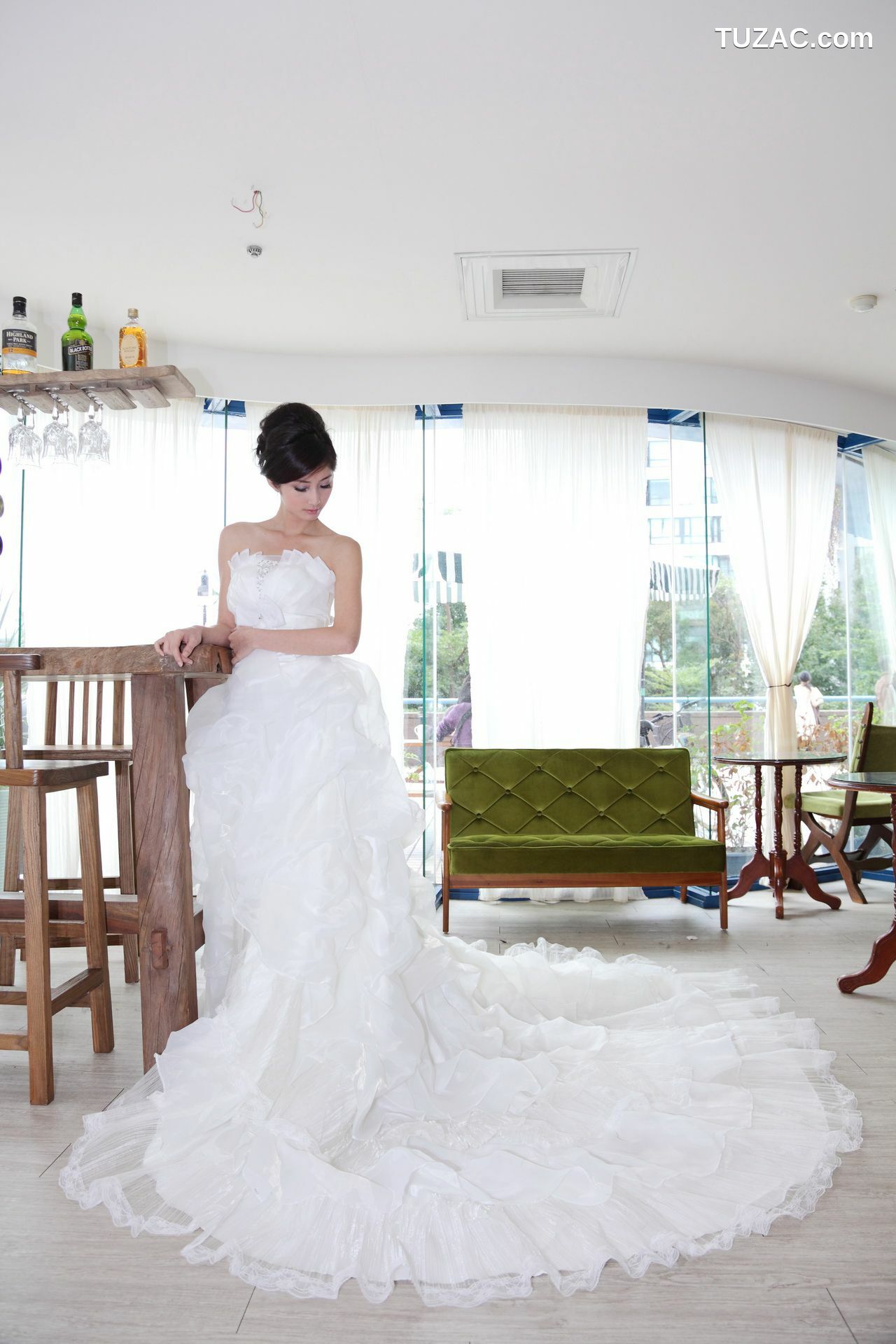 台湾正妹_台湾气质美女Emily《唯美白色婚纱》 写真集