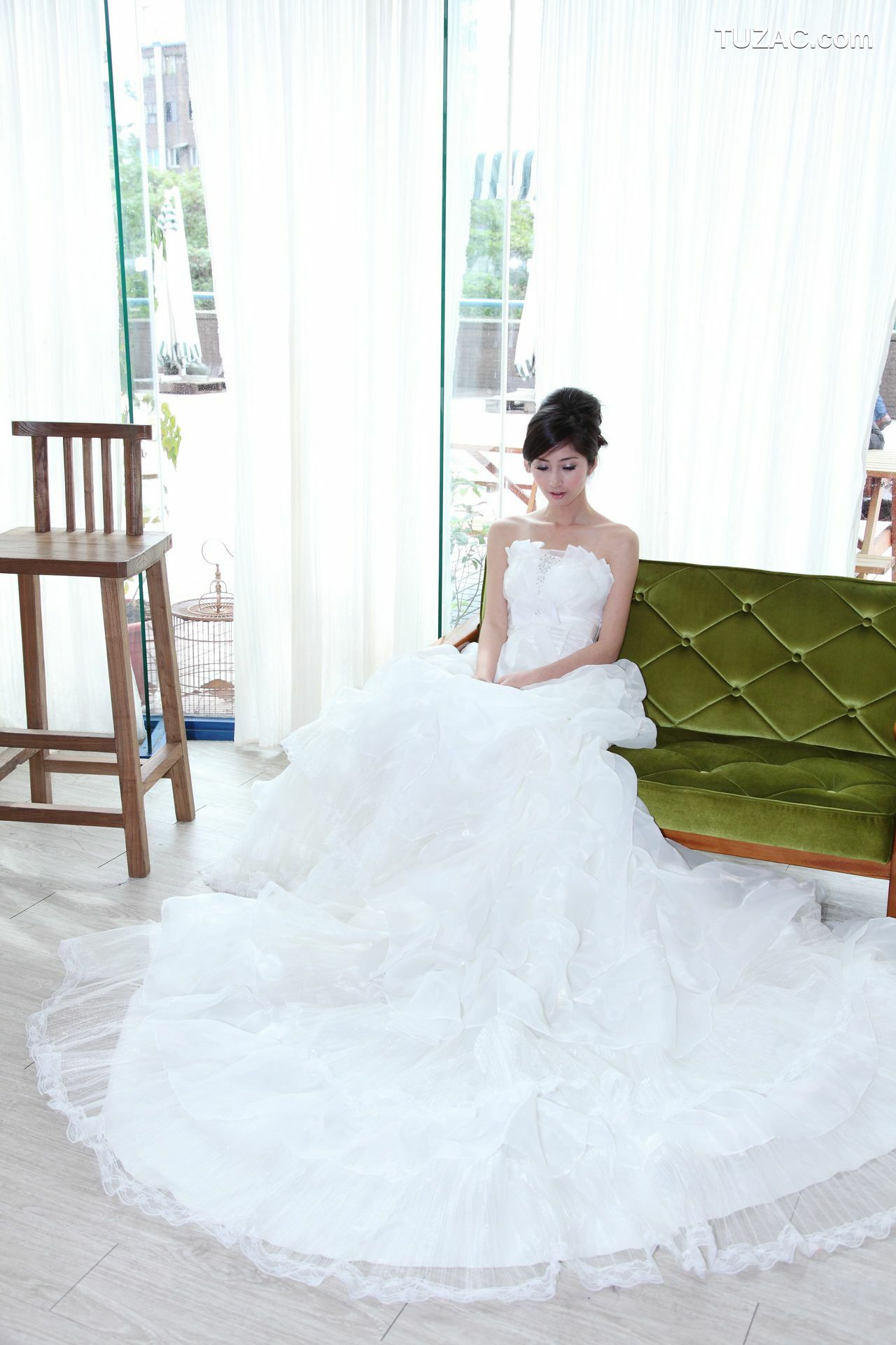 台湾正妹_台湾气质美女Emily《唯美白色婚纱》 写真集