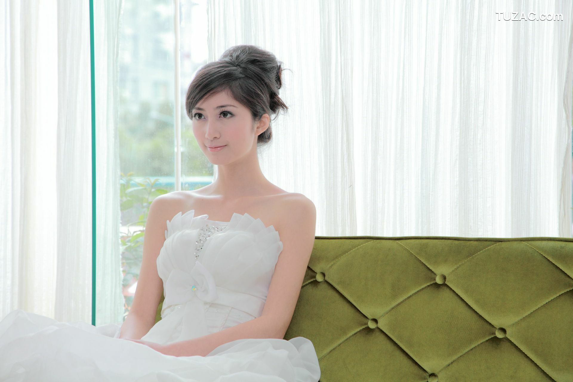 台湾正妹_台湾气质美女Emily《唯美白色婚纱》 写真集