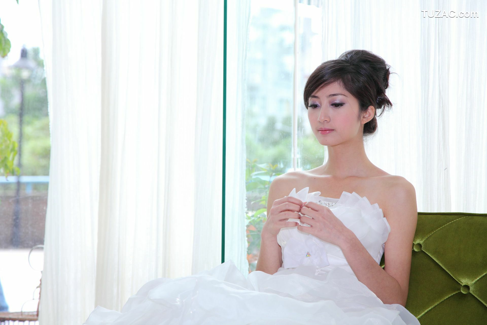 台湾正妹_台湾气质美女Emily《唯美白色婚纱》 写真集