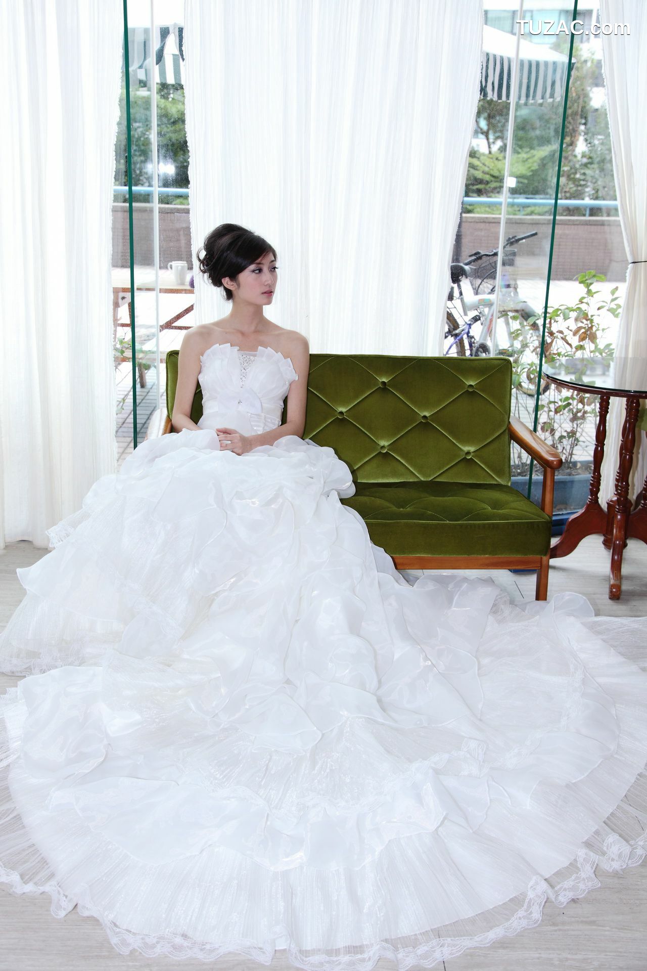 台湾正妹_台湾气质美女Emily《唯美白色婚纱》 写真集