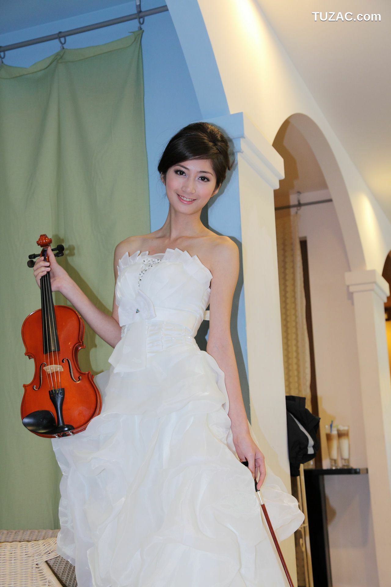 台湾正妹_台湾气质美女Emily《唯美白色婚纱》 写真集