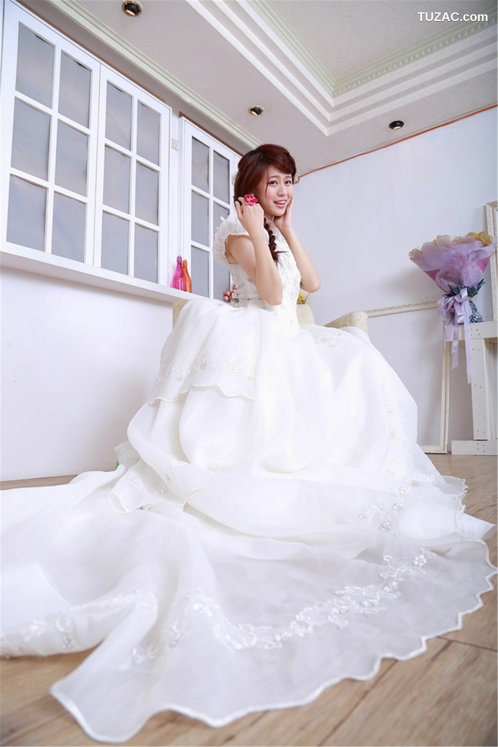 台湾正妹_台湾清纯妹子白白/李依璇《机电系女孩婚纱棚拍》写真集