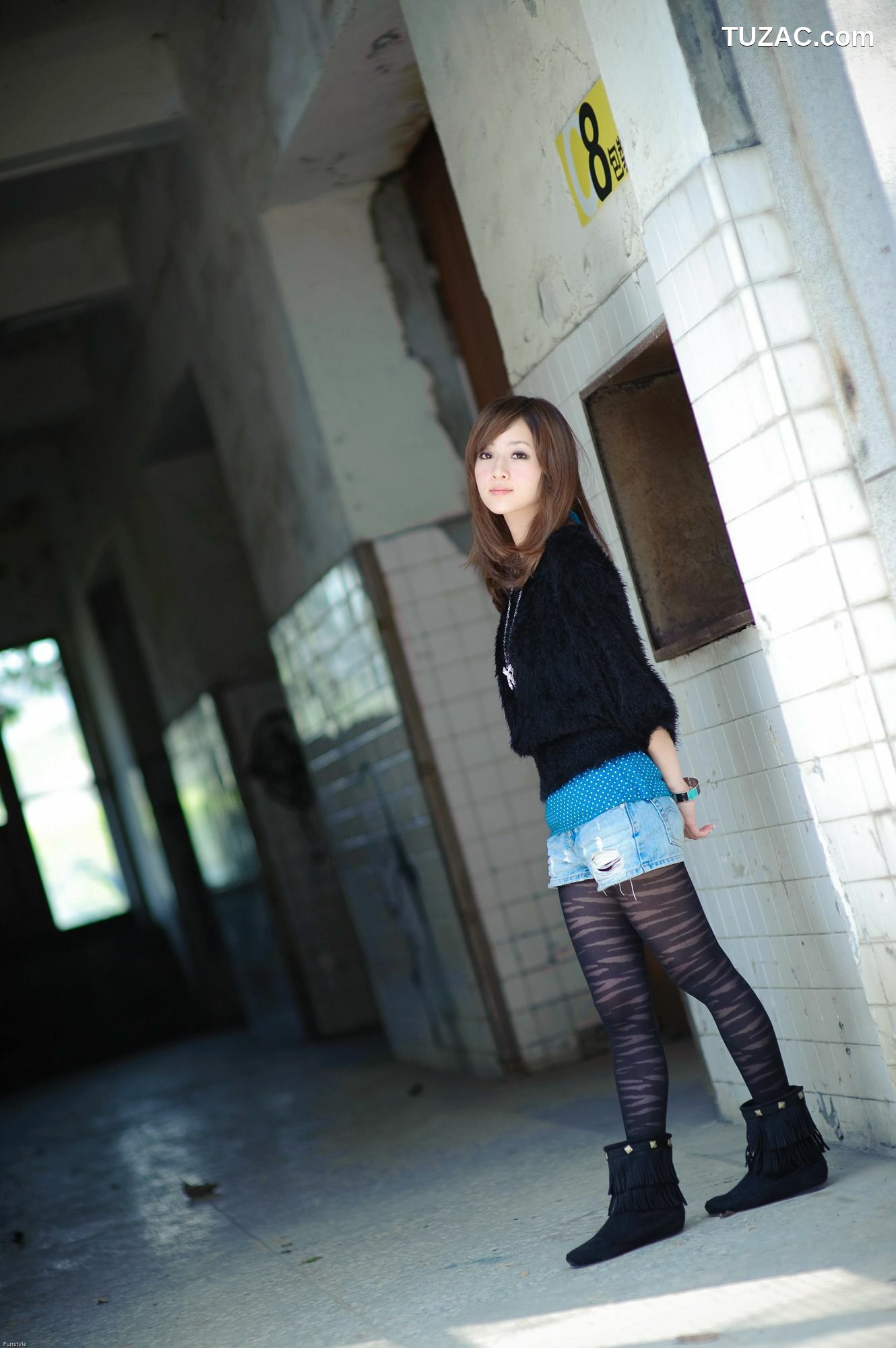 台湾正妹_台湾网络女神果子MM《華山藝文中心III +228公園》外拍写真集