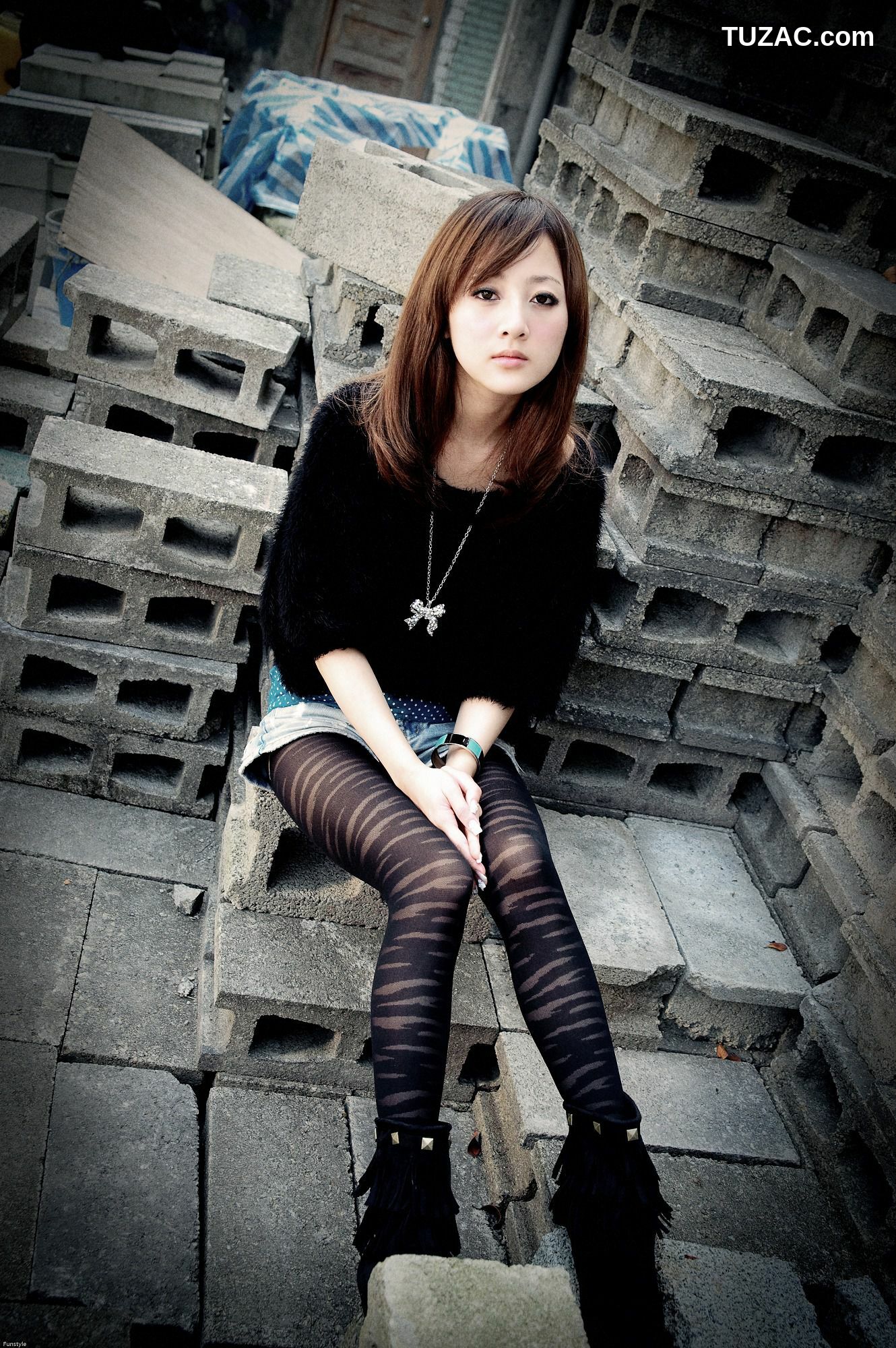 台湾正妹_台湾网络女神果子MM《華山藝文中心III +228公園》外拍写真集