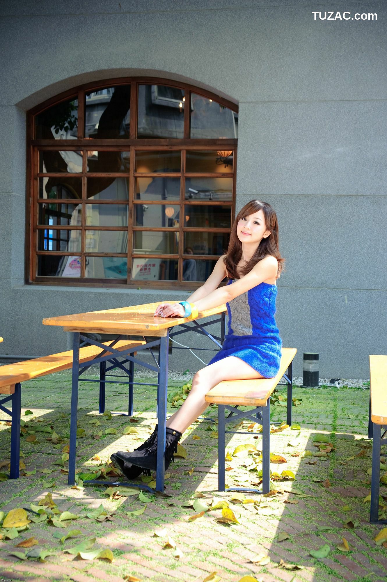 台湾正妹_台湾网络女神果子MM《華山藝文中心III +228公園》外拍写真集