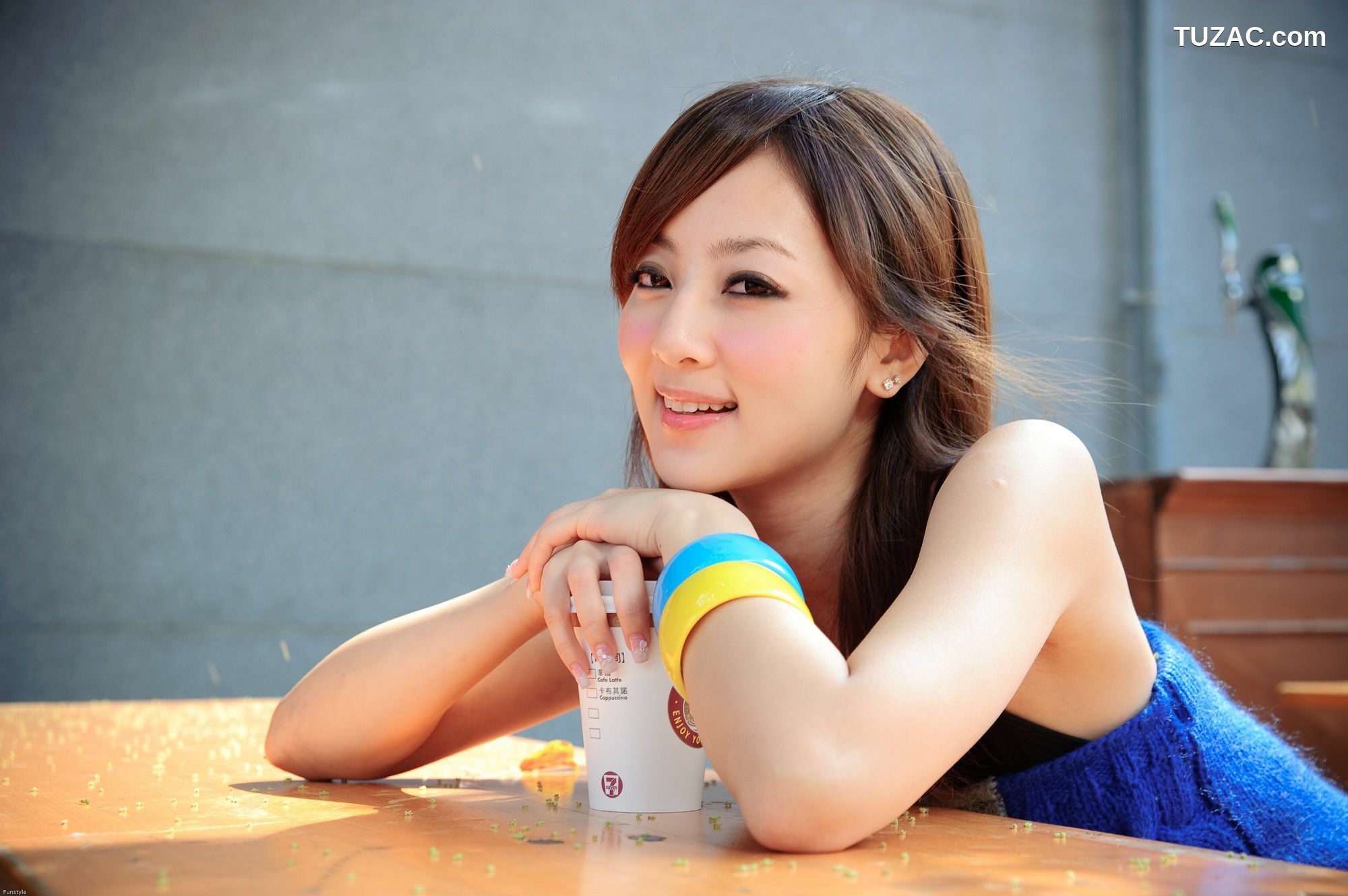 台湾正妹_台湾网络女神果子MM《華山藝文中心III +228公園》外拍写真集