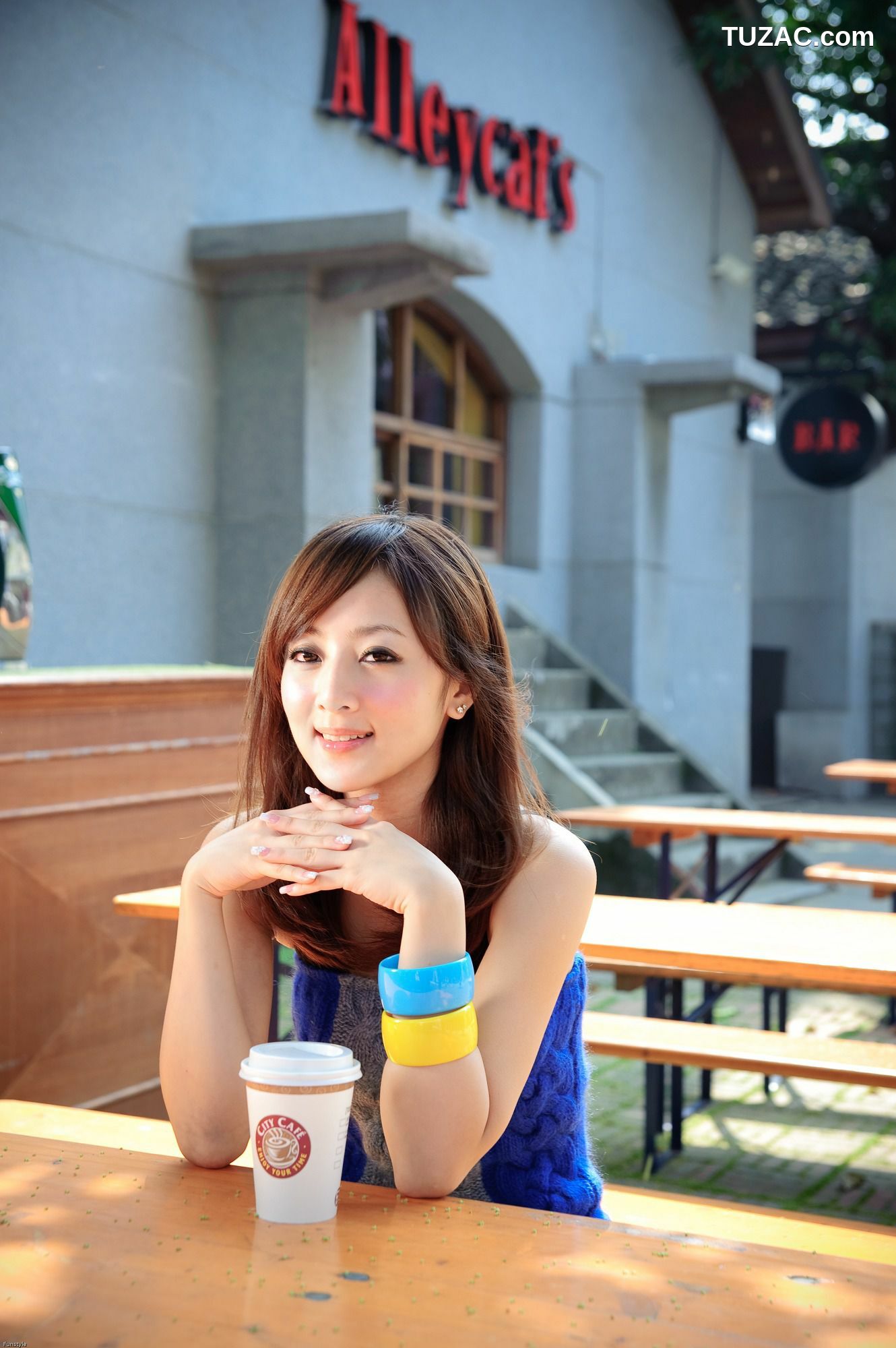 台湾正妹_台湾网络女神果子MM《華山藝文中心III +228公園》外拍写真集