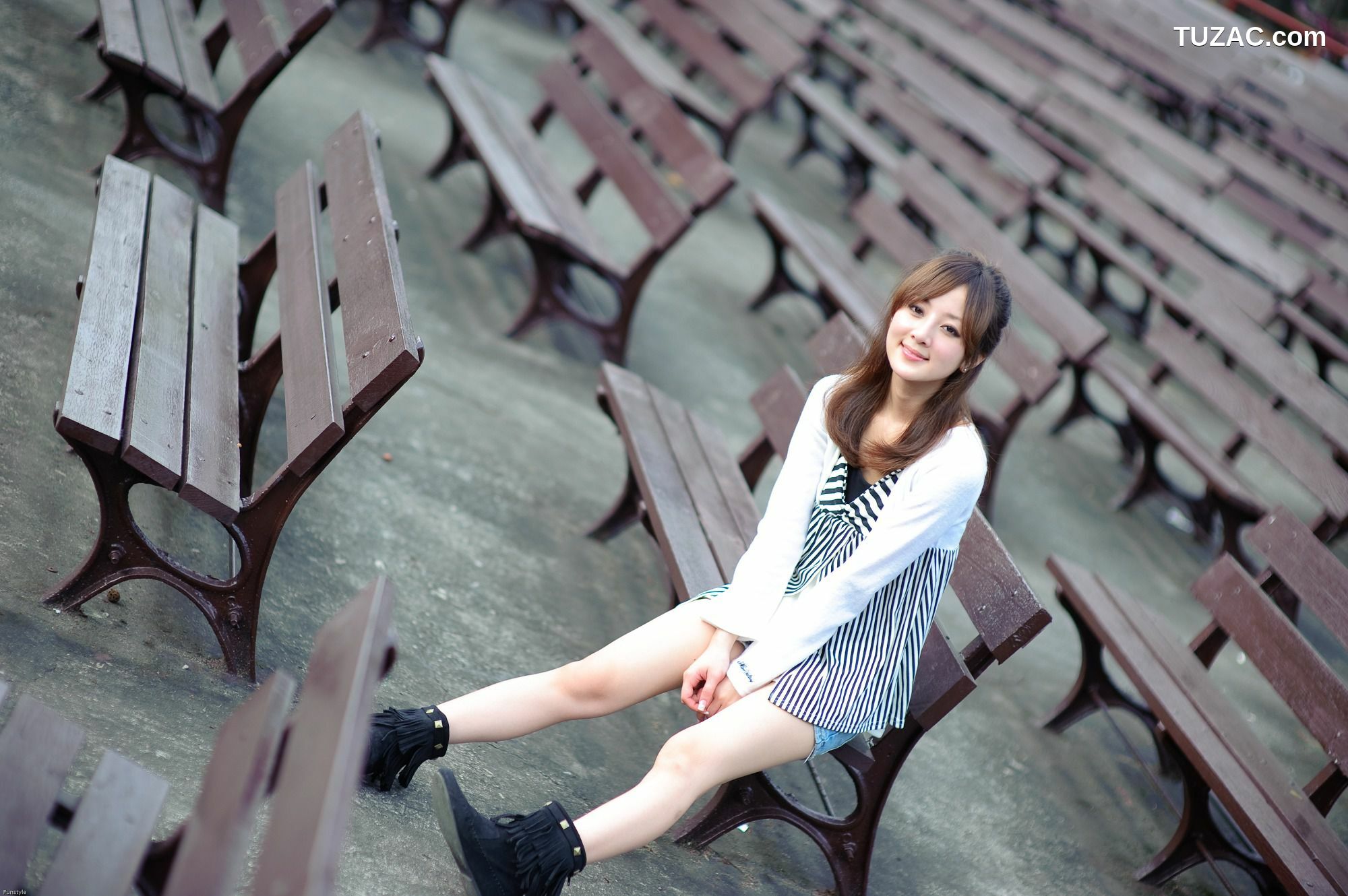 台湾正妹_台湾网络女神果子MM《華山藝文中心III +228公園》外拍写真集