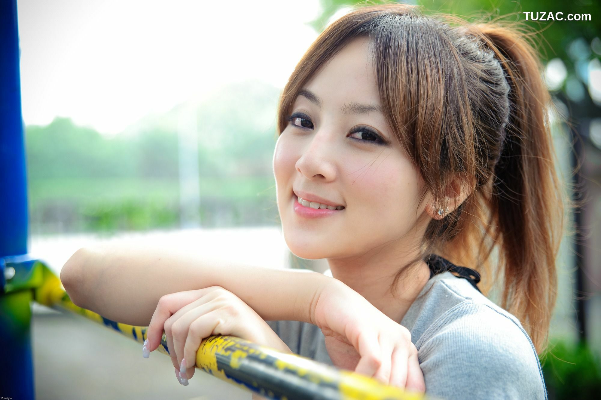 台湾正妹_台湾网络女神果子MM《華山藝文中心III +228公園》外拍写真集