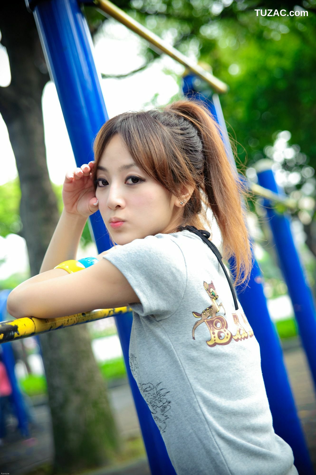 台湾正妹_台湾网络女神果子MM《華山藝文中心III +228公園》外拍写真集