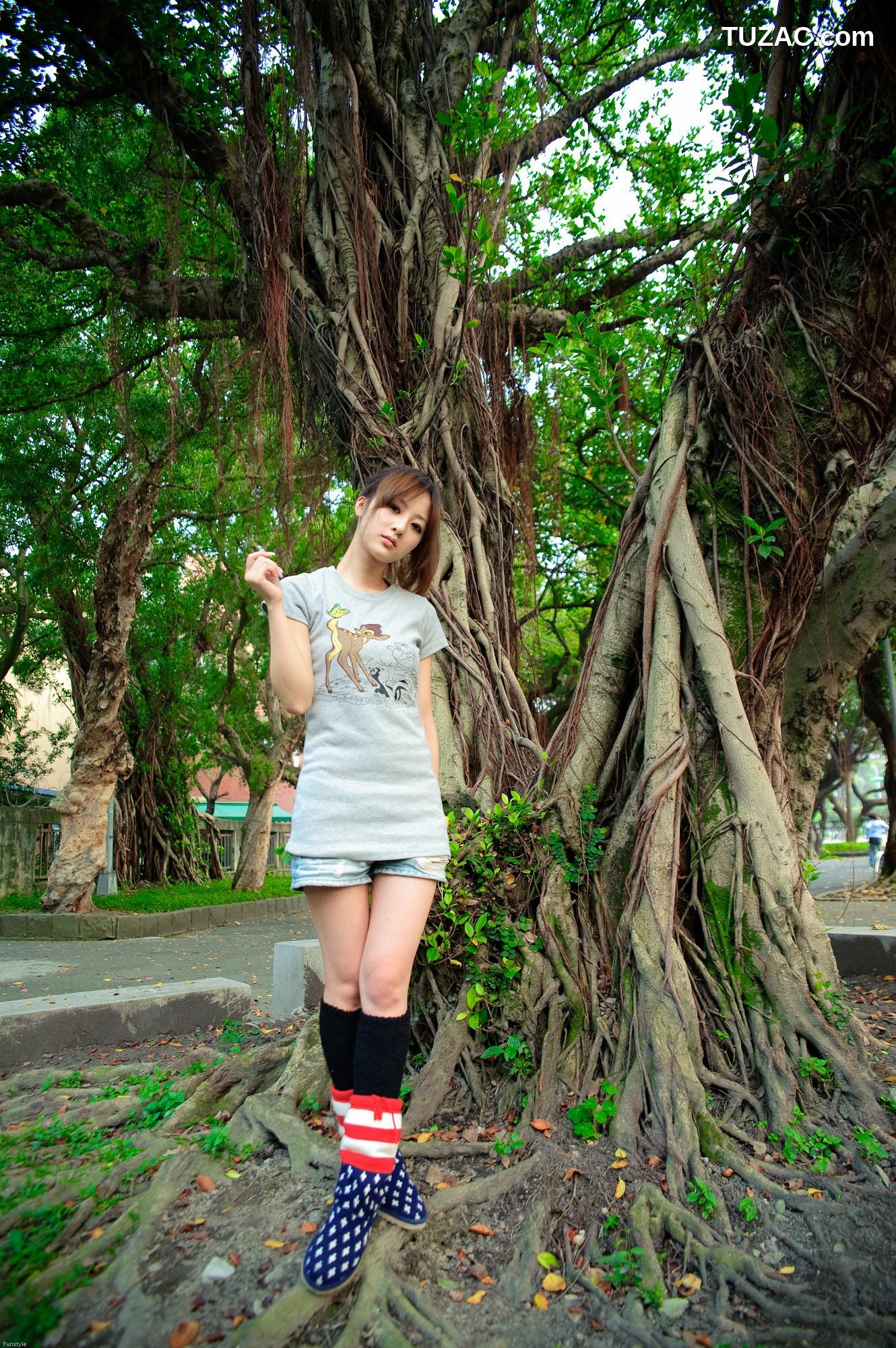 台湾正妹_台湾网络女神果子MM《華山藝文中心III +228公園》外拍写真集