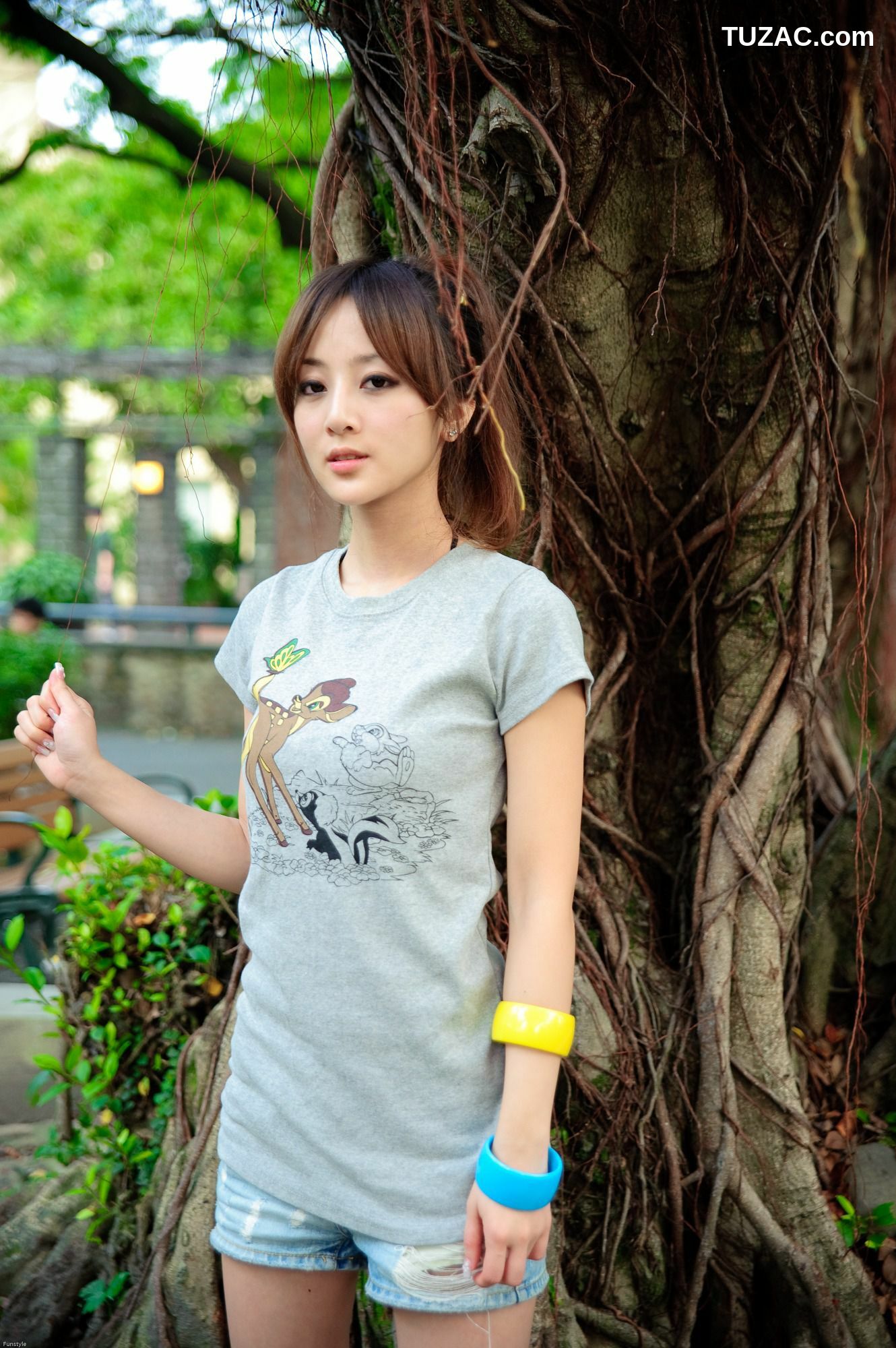 台湾正妹_台湾网络女神果子MM《華山藝文中心III +228公園》外拍写真集