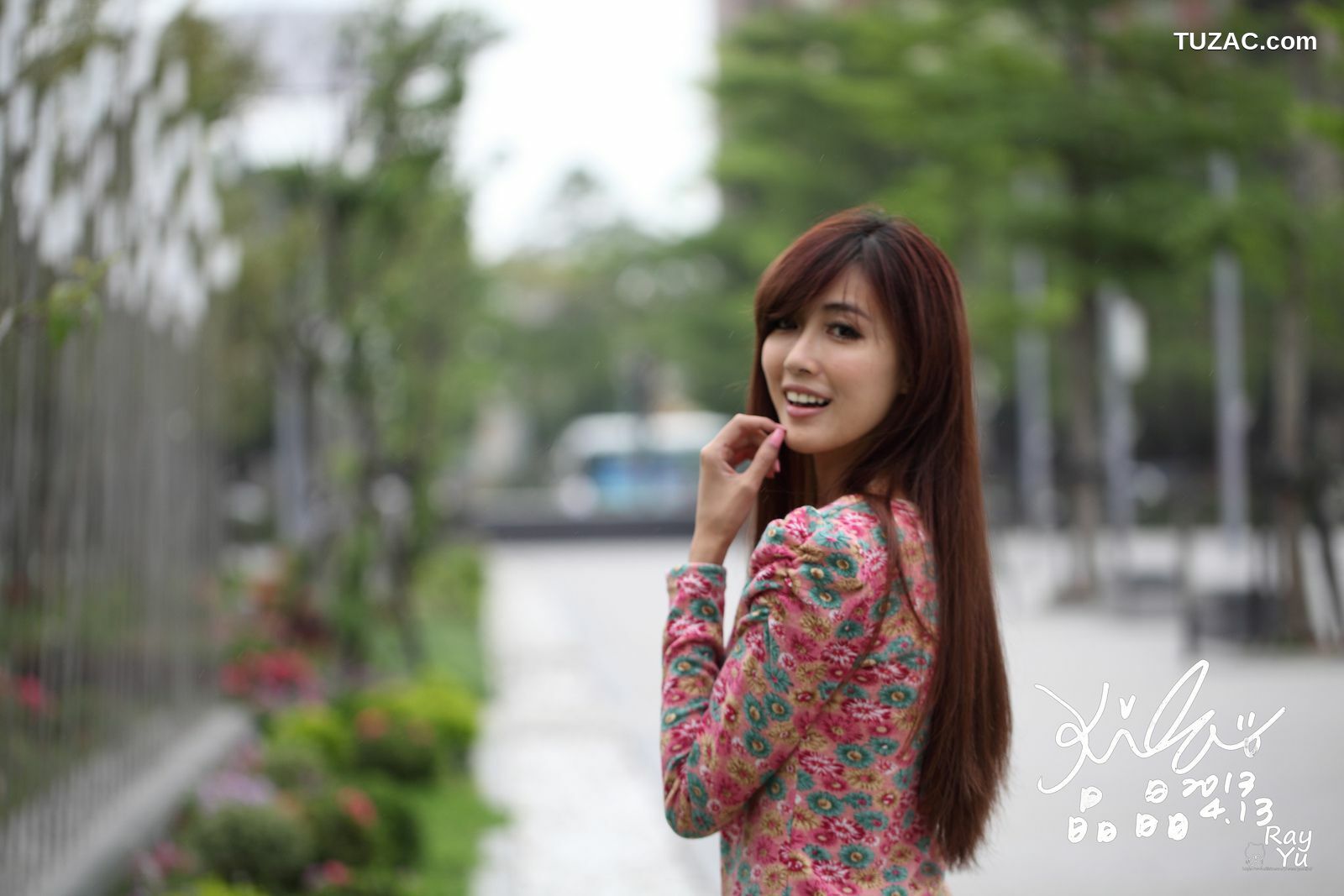 台湾正妹_台湾美女廖挺伶/Kila晶晶《花色超短裙街拍》写真集