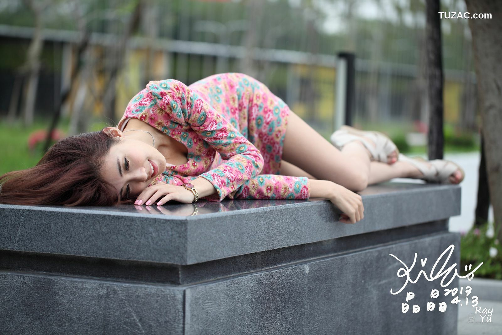 台湾正妹_台湾美女廖挺伶/Kila晶晶《花色超短裙街拍》写真集