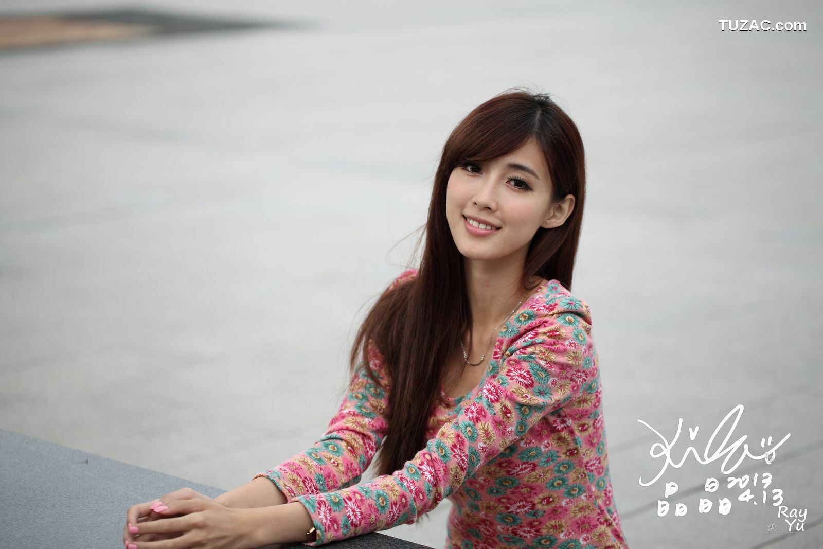 台湾正妹_台湾美女廖挺伶/Kila晶晶《花色超短裙街拍》写真集