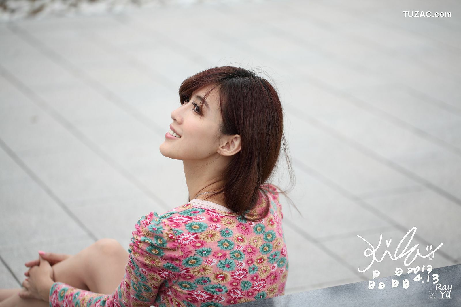 台湾正妹_台湾美女廖挺伶/Kila晶晶《花色超短裙街拍》写真集