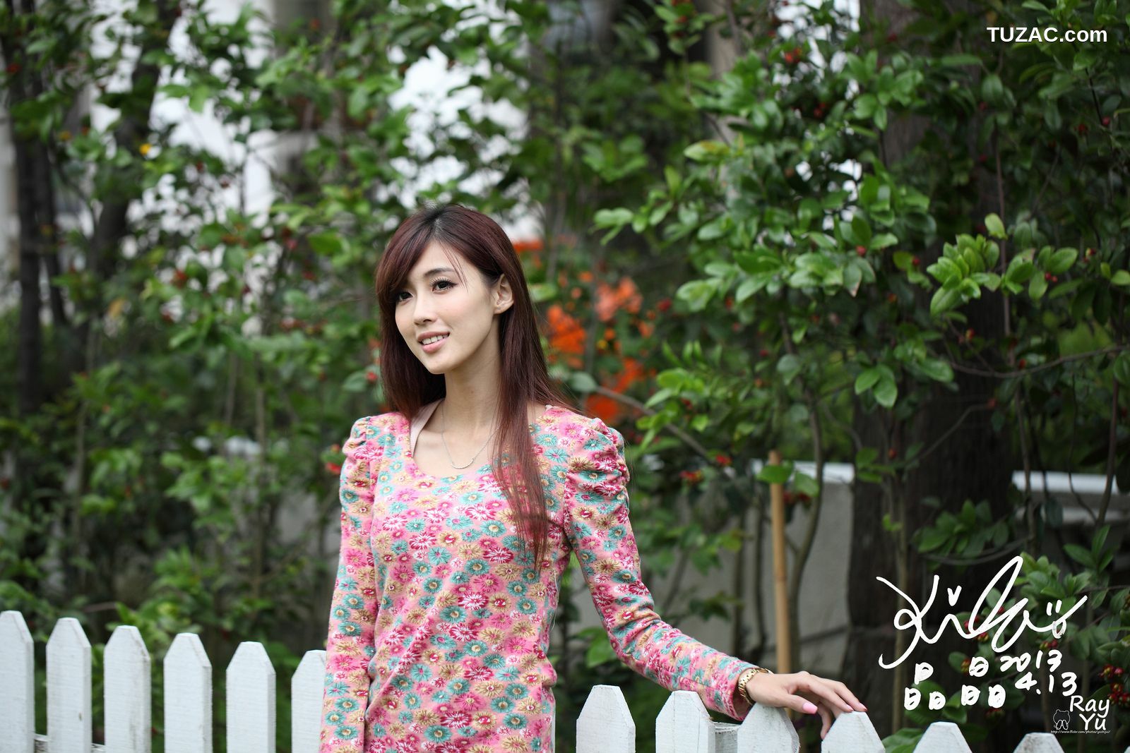 台湾正妹_台湾美女廖挺伶/Kila晶晶《花色超短裙街拍》写真集