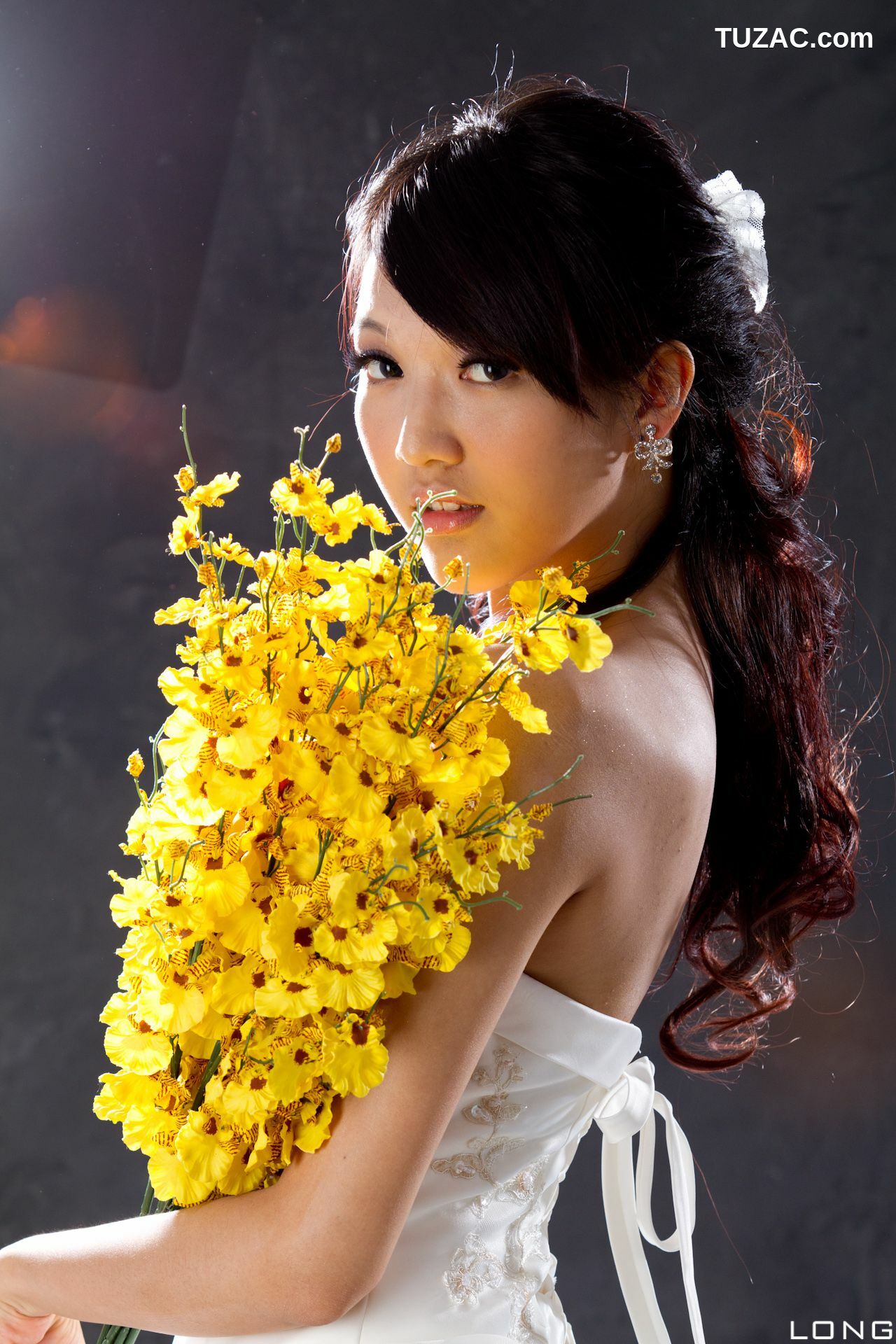 台湾正妹_台湾美女模特陈玮廷Jill《婚紗之白》写真集